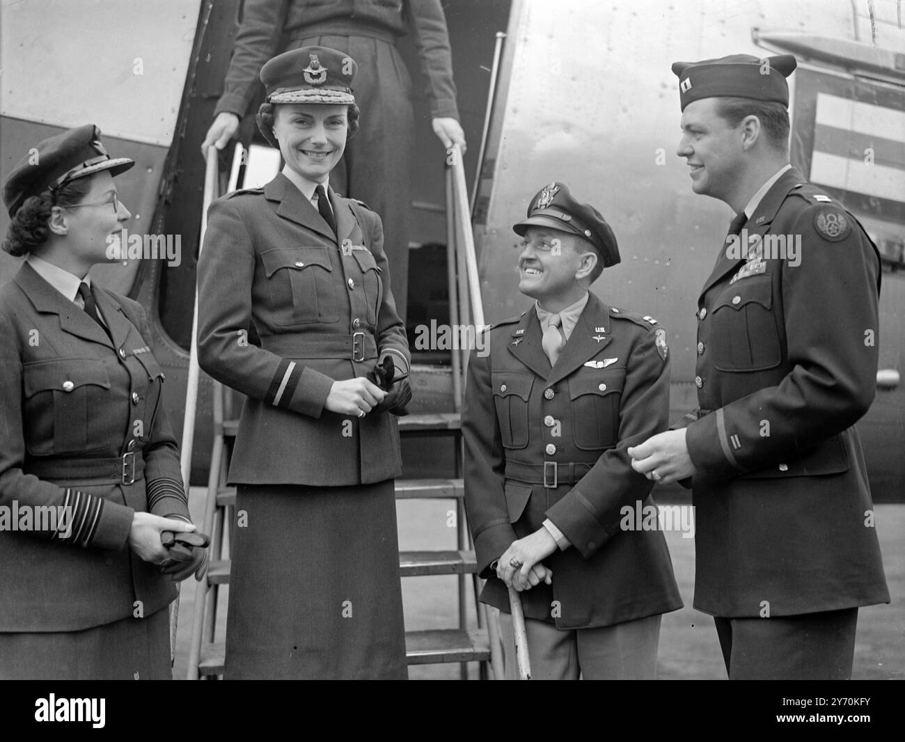 IL CAPO della W.R.A.F. VOLA AL comandante dell' aviazione degli Stati Uniti FELICITY H. HANBURY , M.B.E. , direttore della Women's Royal Air Force , parla con i membri dell' equipaggio dell' aereo in cui ha lasciato Hendon Aerodrome , Londra per gli Stati Uniti . Sono il capitano PED G. MAGNESS ( centro ) , della U.S. Army Air Force , e il capitano ROBERT A . SEAMANE , della U.S. Army Air Force ( destra ) . 28 aprile 1949 Foto Stock