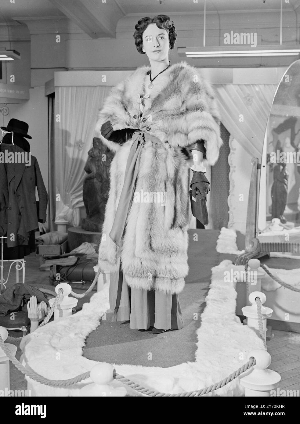LA GONNA IN PELLICCIA SARÀ UNA NOVITÀ PER I COMPRATORI D'OLTREMARE, Un milione di sterline di pellicce saranno in mostra agli acquirenti d'oltremare quando "Preview", una mostra di moda in pelliccia, aprirà a Britannia House, Oxford Street, Londra, il 2 maggio. In concomitanza con la British Industries Air , la mostra è stata organizzata dalla Swears and Wells, Ltd., i pelliccieri, per dare agli acquirenti esteri un'indagine completa sul design, la qualità e l'artigianalità dei prodotti di pelliccia britannici. Molti dei principali pelliccieri britannici hanno progettato nuove creazioni per la mostra . IMMAGINI:- CAROLE LYNNE , la Ice ska Foto Stock