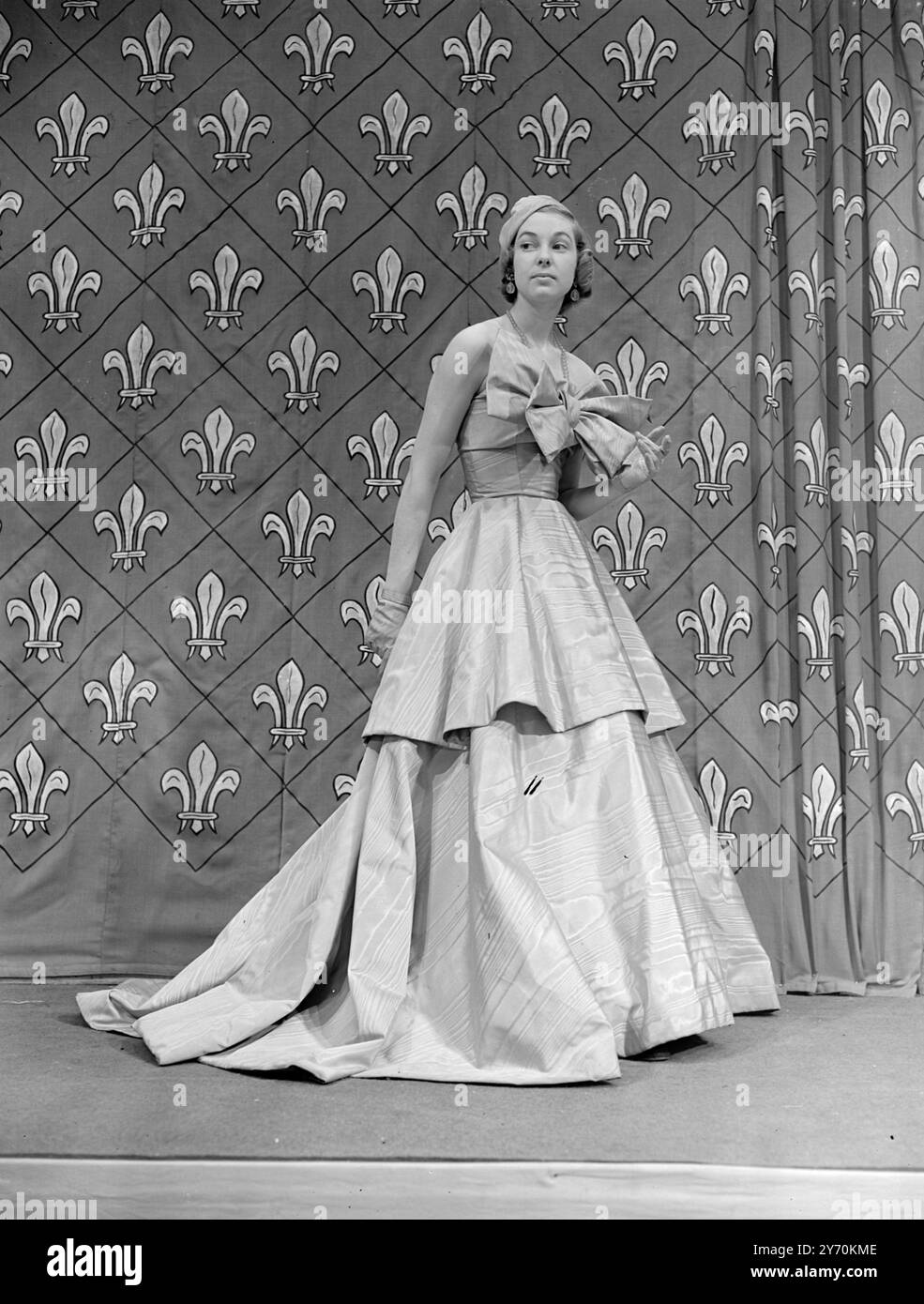 MODA PARIGINA IN SFILATA DA TELEVIEWERS INGLESI nuove mode primaverili ed estive portate in particolare da Parigi e modellate da manichini francesi sono presenti in un programma televisivo di Alexandra Palace ( Londra ) . Le creazioni provengono da designer di fama mondiale come Balmain , Faith , Molyneux , Piguet e Schiaparelli , e gli spettatori possono confrontarle con le mode britanniche recentemente trasmesse in televisione . L' IMMAGINE MOSTRA :- modello datato 25 . Moda parigina su British T.V. 25 aprile 1949 Foto Stock