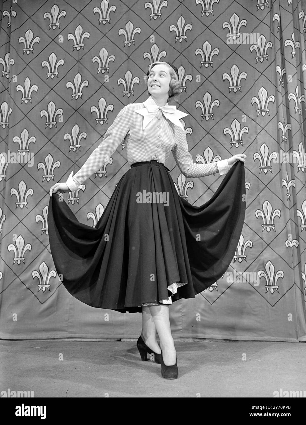 MODA PARIGINA IN SFILATA DA TELEVIEWERS INGLESI nuove mode primaverili ed estive portate in particolare da Parigi e modellate da manichini francesi sono presenti in un programma televisivo di Alexandra Palace ( Londra ) . Le creazioni provengono da designer di fama mondiale come Balmain , Faith , Molyneux , Piguet e Schiaparelli , e gli spettatori possono confrontarle con le mode britanniche recentemente trasmesse in televisione . L' IMMAGINE MOSTRA :- modello datato 25 . Moda parigina su British T.V. 25 aprile 1949 Foto Stock