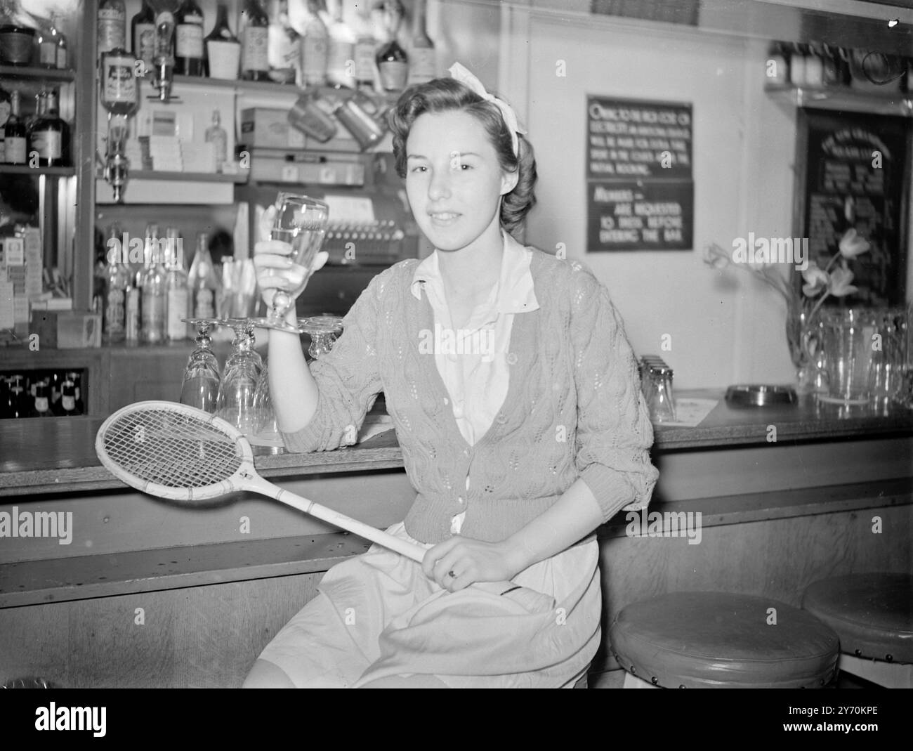 "SQUASH" DRINK il primo campionato Junior della Women's Squash Rackets Association ha avuto inizio al New Grampians Club , Shepherd's Bush , Londra . Il nuovo Concorso è rivolto a giocatori di età inferiore ai 21 anni . IMMAGINI :- Miss ANNE HINDLE , diciannove anni , di Kingston , si ristabilisce dopo il suo primo round match - che Miss Hindle ha vinto . 26 aprile 1949 Foto Stock