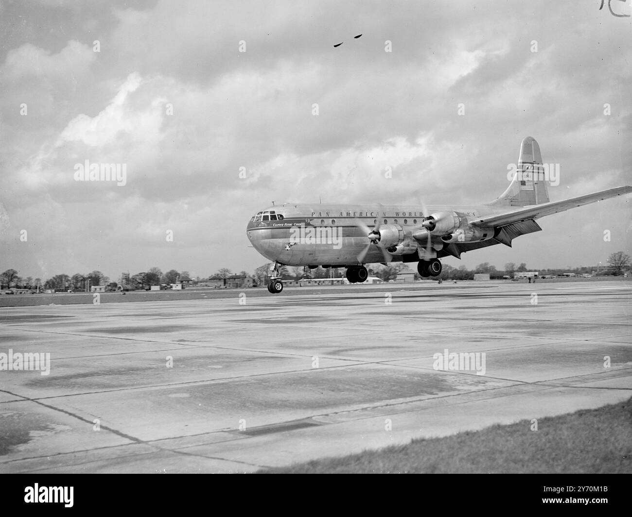 LONDRA VEDE IL PIÙ GRANDE AEREO DI LINEA DEL MONDO il più grande e veloce aereo commerciale del mondo , il Pan American World Airways America - Class Clipper ' Flying Cloud ' , atterrato all' aeroporto di Londra dopo la sua prima traversata dell'Atlantico . Uno degli incrociatori Boeing strato destinato ad entrare nel servizio New York - Londra , l' aereo a due piani da 71 tonnellate può ospitare 75 passeggeri . E' lunga 110 piedi e 4 pollici, ha una pinna di coda che torreggia a 38 piedi dal suolo. Versione civile del bombardiere B-50 , l'enorme linea ha una velocità di crociera di 340 miglia all'ora a 25.000 piedi di altezza Foto Stock