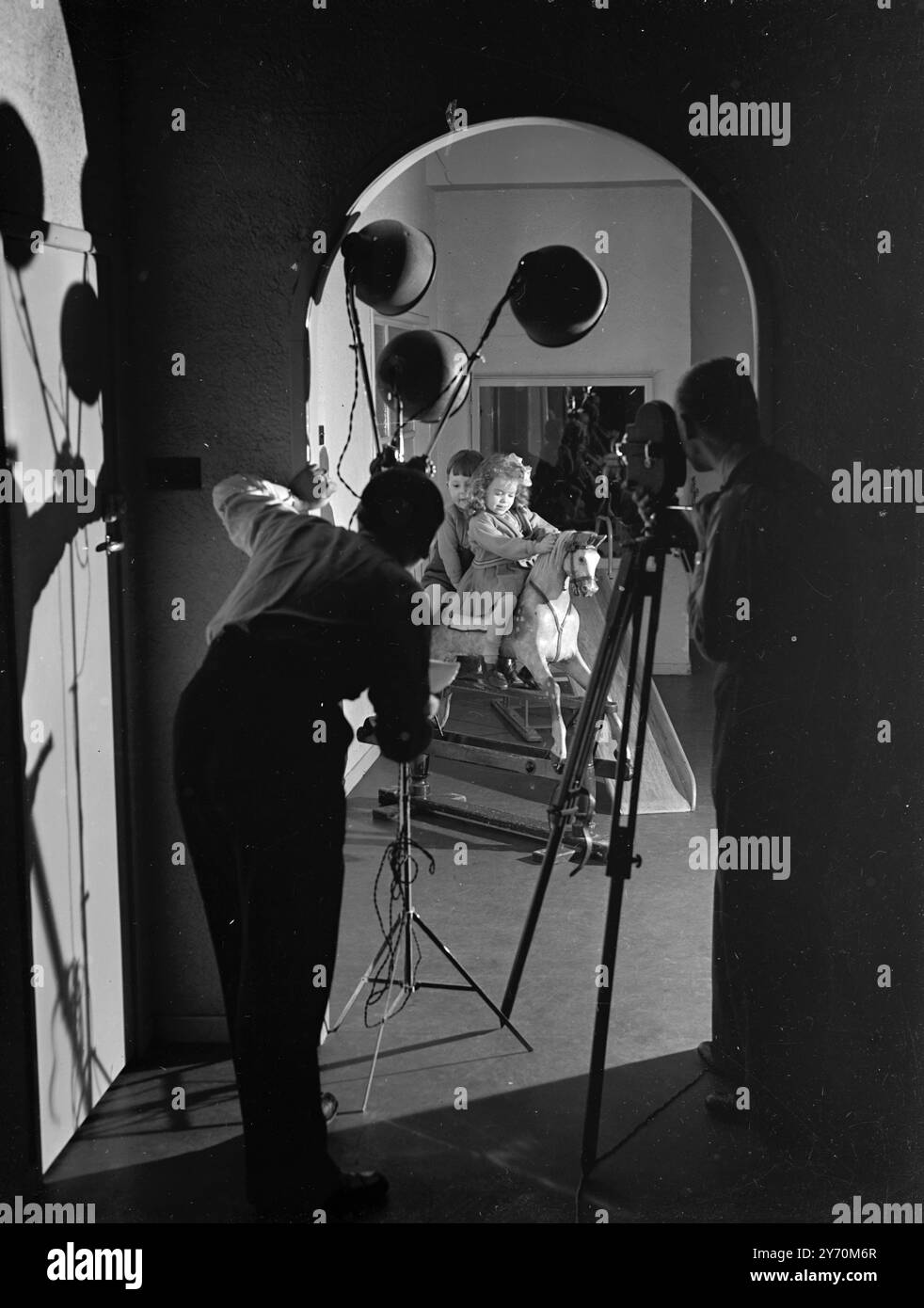 Le PELLICOLE '' RIPRESE' PER RAGGIUNGERE L' OBIETTIVO DI PRODUZIONE Uno studio cinematografico e il cinema sono attrezzature inusuali in un impianto tessile, ma queste sono state installate a Glen Mill , come , Lancashire , dove sono incluse nei modelli di strutture di benessere previste per i lavoratori e i loro figli. George Whittaker , Amministratore delegato , è anche il regista , e Mr . Bob Hindle , il responsabile del welfare della società agisce in qualità di cameraman . Descritta come il "mulino senza preoccupazioni", Glen Mill non ha scarsità di manodopera nell'industria tessile in generale) e la produzione è aumentata rapidamente. L'IMMAGINE MOSTRA :- IL G Foto Stock