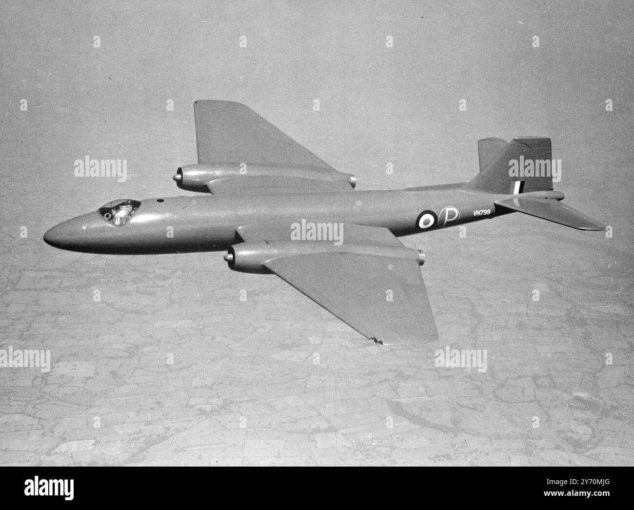 IL PRIMO BOMBARDIERE BRITANNICO IN VOLO nella foto qui in volo è il primo bombardiere a reazione britannico, l'inglese Electric Canberra I. Canberra, circa il quale la segretezza totale è stata solo di recente in parte rilassata, è un velivolo ad ala media liscia di 65 piedi.6 pollici. lungo e 15 piedi.7. pollici di altezza con un'apertura alare di 64 piedi. Le caratteristiche del suo aspetto sono l'aletta singola quadrata e il timone e le ali ampie e squadrate che si rastremano verso la punta. Il Canberra è stato progettato per funzionare ad altitudini molto più elevate rispetto a quelle dei bombardieri con motori a pistoni ora in uso dalla Royal Air Force, e f Foto Stock