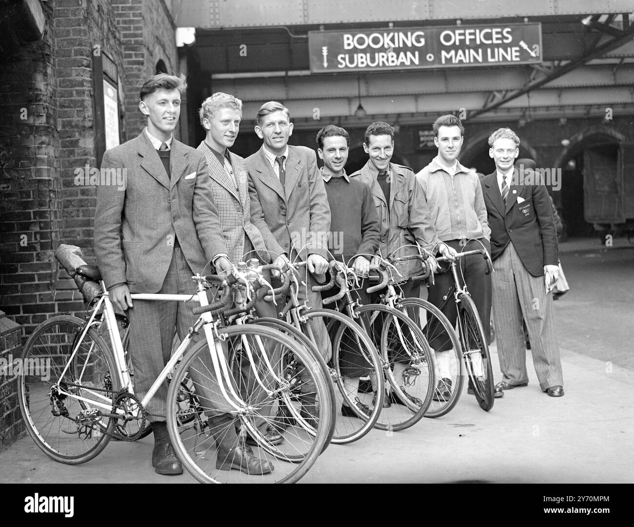 Sei ciclisti londinesi, in rappresentanza della Southern Counties Cyclists Union, hanno lasciato oggi la stazione di Liverpool Street per il Belgio, dove sabato iniziano una gara di tre giorni su strada che inizia e termina ad Anversa. IMMAGINI MOSTRANO:- da sinistra a destra : Alan Barnes, Stan Saunders, (-entrambi Ealing Way)-Eric Holdroyd (Norwood paragon), Freddie Rose (Dulwich paragon) e Eddie Holbert e meno scale (Fountain Cycling Club) all'estrema destra è Mr.. E con Combe . 11 agosto 1949 Foto Stock