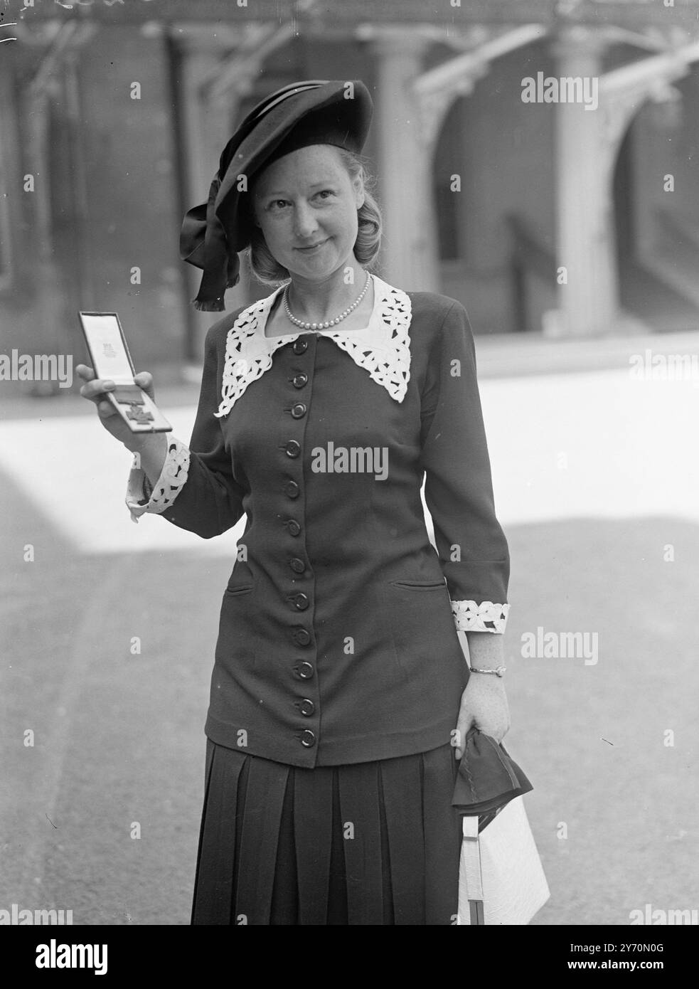 VEDOVA DELLA BIRMANIA HERO RICEVE L'INVESTITURA V.C. DEL MARITO, SIGNORA . E . Cairns ha partecipato oggi all'investitura tenuta dal Re a Buckingham Palace , Londra per ricevere la Croce Vittoriana consegnata postumo a suo marito il tenente George Albert Cairns , Somerset Light Infantry , di Morden .( Surrey . Il premio , annunciato lo scorso maggio , era in riconoscimento del Valour ufficiale di 30 anni che prestava servizio presso il 1st South Staffordshire Regiment , 77th Independent Infantry Brigade , in Birmania . Quando prese parte ad un attacco su una collina detenuta dai giapponesi nel marzo 1944, il tenente Cairns ebbe il suo Foto Stock