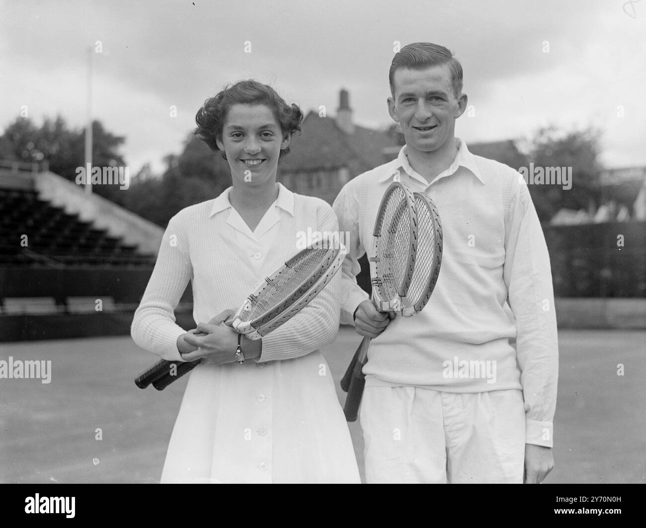 TENNIS JUNIORS IN PROVA 73 ragazzi e ragazze provenienti da tutte le parti del paese stanno gareggiando in uno speciale torneo di tennis di quattro giorni iniziato oggi a Wimbledon. Il torneo è in corso sulle linee americane, e i giovani sono stati scelti come i giovani più promettenti scoperti nell'ambito del programma Lawn Tennis Association per l'allenamento dei giovani. I concorrenti di successo in questa prova riceveranno un'ampia formazione a scapito dei PROGRAMMI ILLUSTRATI DI L.T.A.: Due giocatori di 18 anni, Pat Harrison, di Manchester (a sinistra), e David Bain, di Blackpool, fotografati insieme a Wimbledon Foto Stock