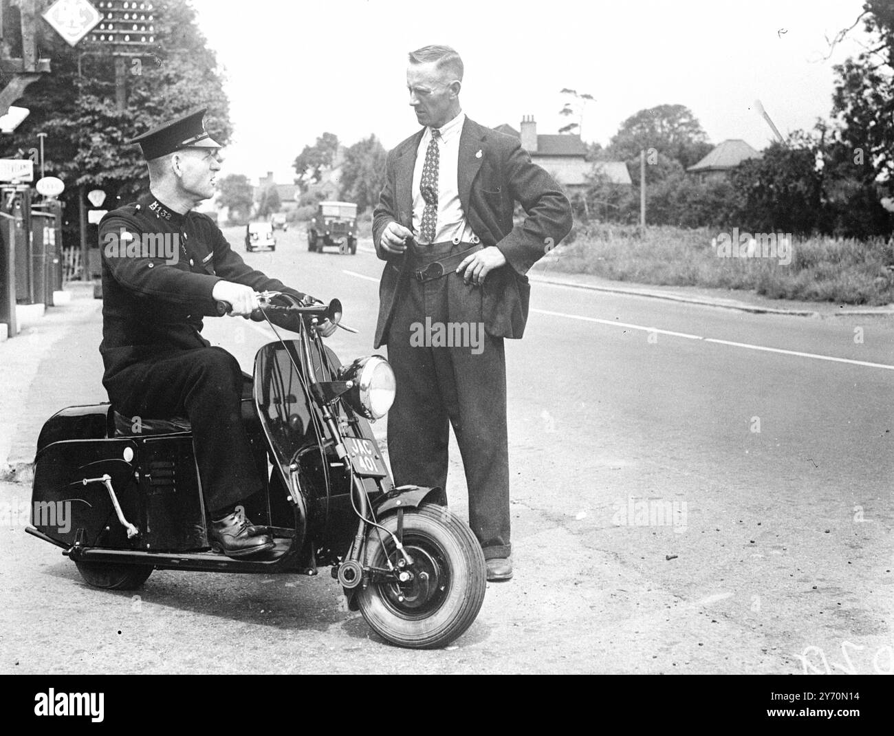 POLIZIOTTO CON HAPPY FEET - MOTOCICLO IN MINIATURA AL RITMO visto in servizio con la sua moto in miniatura è il poliziotto W. Chesters, uno dei tre poliziotti del Warwickshire che hanno ricevuto le macchine. Fabbricate a Walsall, le motociclette sono per uomini con grandi aree rurali solitarie da pattugliare. P.C.Chesters battute di 34 miglia copre Meriden, Great e Little Packington, parte di Berkswell e parte della Coventry Birmingham Road . Luglio 26 1949 Foto Stock