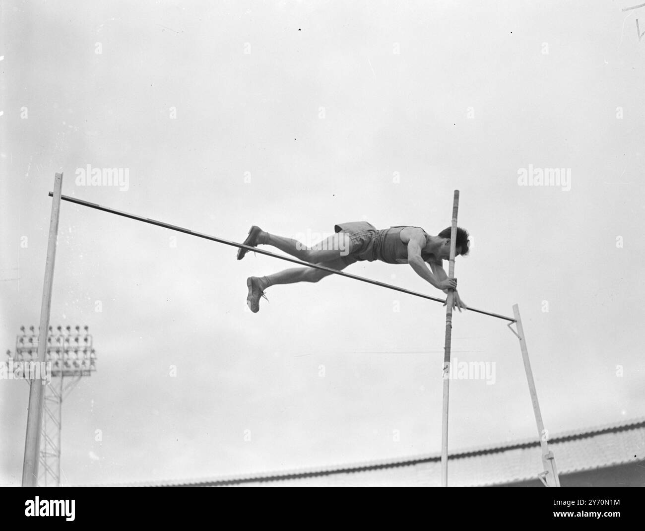 LA FRANCIA SALTA ALL'AZIONE G . BREITMANN , di Francia , offre un brivido spettacolare alle folle di città bianche mentre gareggia nella gara di pole vault durante il Gran Bretagna V Francia incontro atletico di questo pomeriggio. La distanza di Breitmann era di 12° piede .6 pollici il 1° agosto 1949 Foto Stock