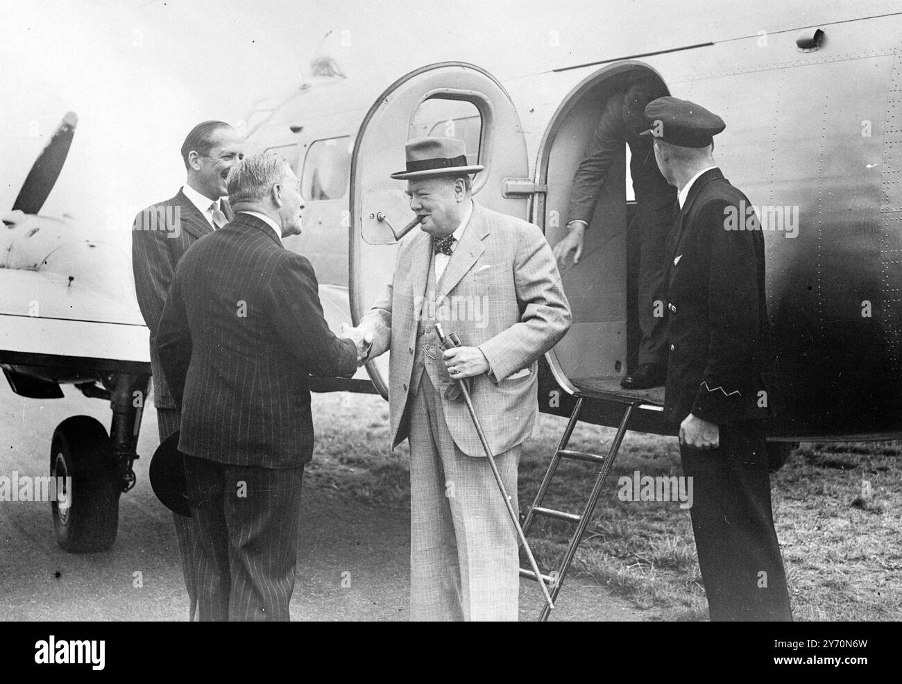 SIGNOR CHURCHILL VOLA A WOLVERHAMPTON PER DELINEARE LA POLIZIA CONSERVATRICE oggi gli autobus e le auto sono stati riversati a Wolverhampton da tutte le Midlands, portando le persone al campo di calcio dei Wolverhampton Wanderers, dove questo pomeriggio il signor Winston Churchill stava facendo il suo importante discorso sulla ridichiarazione della politica conservatrice. Tra il 35.000 e il 40.000 ci si aspettava di sentirlo parlare in una manifestazione dell'area dell'unione delle Midlands delle associazioni conservatrici e unioniste. Churchill volò a Wolverhampton con una colomba d'argento da Biggin Hill (Kent), il famoso combattente della Battaglia d'Inghilterra Foto Stock