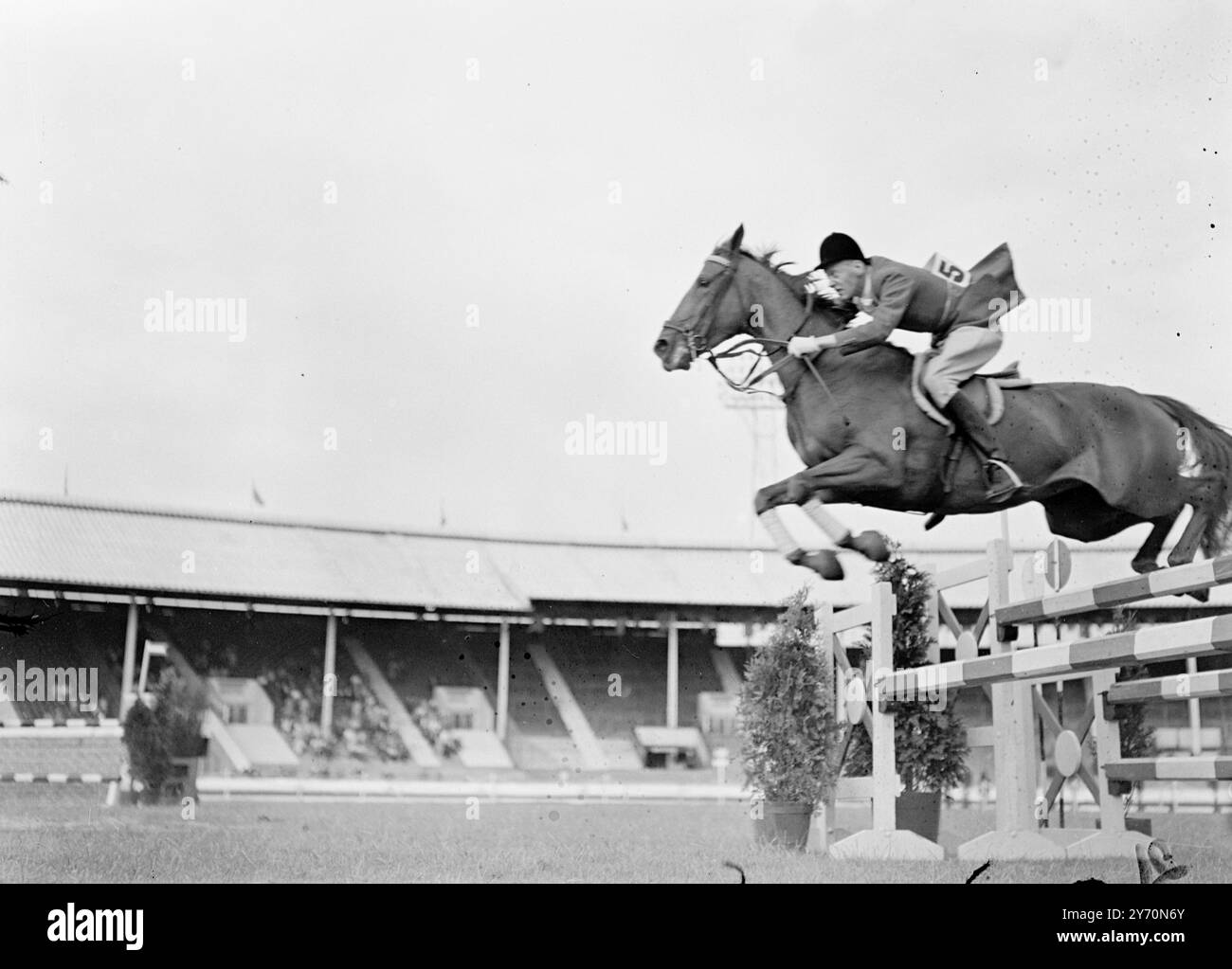 OLANDESE COMPITITOR ALLA FIERA INTERNAZIONALE IPPICA M.. VAN LOON dei Paesi Bassi in sella al PICCOLO nella competizione Welcome Cup all' International Horse Show , che ha avuto inizio al White City Stadium di Londra . 21 luglio 1949 Foto Stock