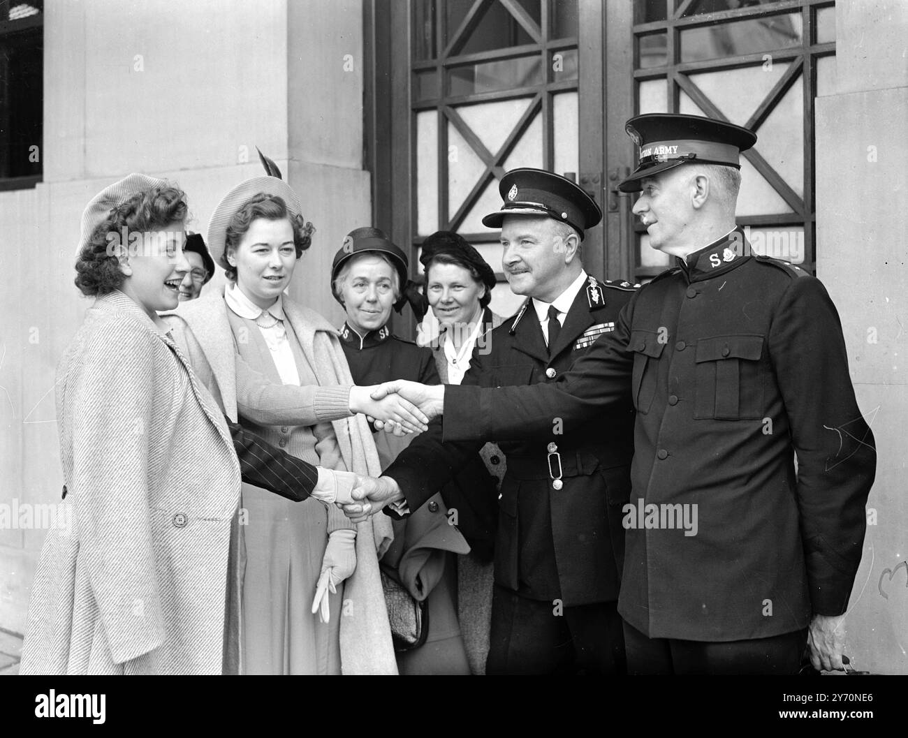 LE RAGAZZE VOLANO NEL SUD DELLA RHODESIA - REGALO DI COMPLEANNO DELLA PRINCIPESSA due ragazze - Margaret Knowler della Bexley (Kent) Cadet Nursing Division della St. John Ambulance Brigade e Ruth Bell dell'Esercito della salvezza (Greenford) hanno lasciato oggi il terminal Airways, Londra, sulla prima tappa del loro viaggio verso la Rhodesia meridionale. Il loro viaggio è sponsorizzato dal fondo di compleanno della principessa Elisabetta, che è stato fondato come risultato di un regalo di compleanno di 10.000 sterline da parte del popolo della Rhodesia meridionale alla principessa quando era in Sud Africa due anni fa. La visita delle ragazze durerà 6 settimane. L'IMMAGINE MOSTRA:- Marga Foto Stock