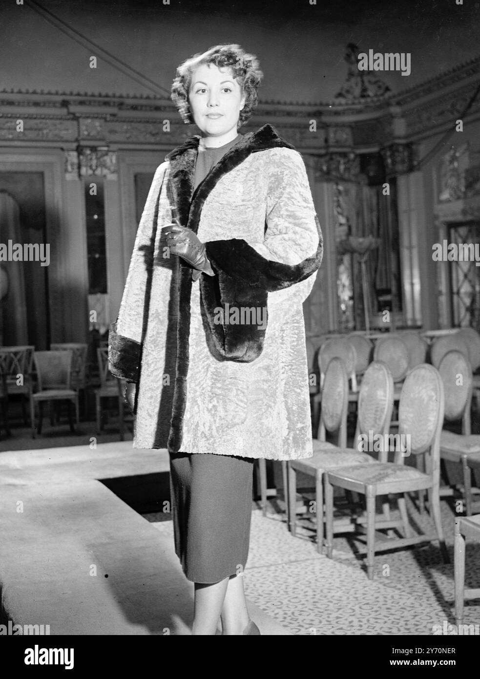 CALDO E ATTRAENTE qui c'e' un cappotto di tre quarti di lunghezza in agnello nebbioso d'argento, caratterizzato da un frontale in smoking e maniche molto larghe che attira l'attenzione con il suo aspetto elegante. 19 agosto 1949 Foto Stock