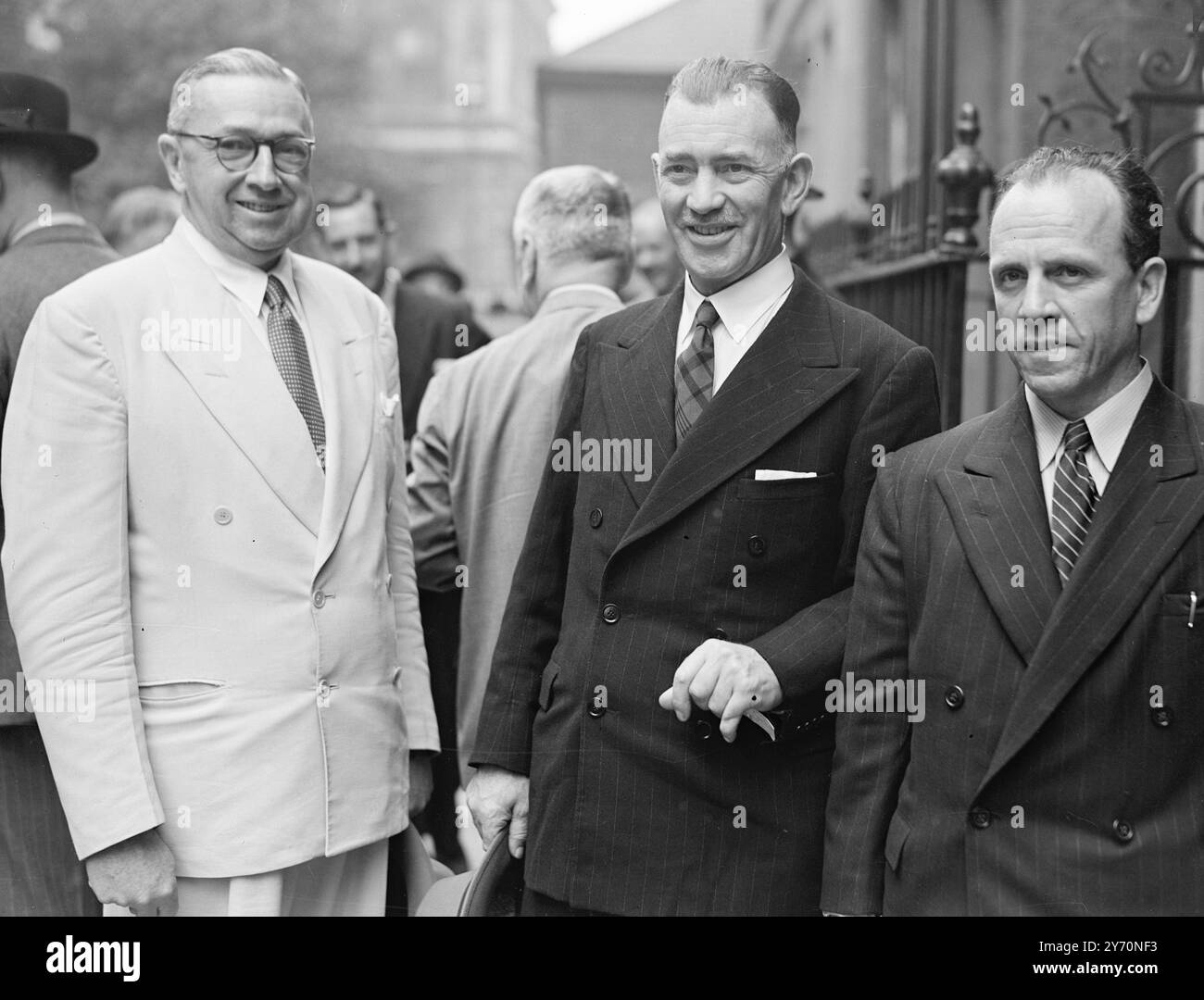 DELEGATI AUSTRALIANI IN OCCASIONE DELL' APERTURA DEI COLLOQUI SULLA CRISI DEL DOLLARO la Commonwealth Finance Minsters Conference , chiamata a discutere dell' attuale crisi del dollaro , è stata inaugurata oggi a Londra . Prima dell' apertura formale dei colloqui al 10 di Downing Street , i delegati sono stati accolti dal primo ministro , il signor . CLEMENT ATTLEE . I colloqui proseguiranno negli uffici del Gabinetto di governo di Great George Street , Westminster . L'IMMAGINE MOSTRA:- l'Hon . J.J. DEDMAN , ministro australiano della difesa e ministro della ricostruzione post-bellica - è al centro arrivando al n. 10 Downing Street per l'apertura dei colloqui Foto Stock