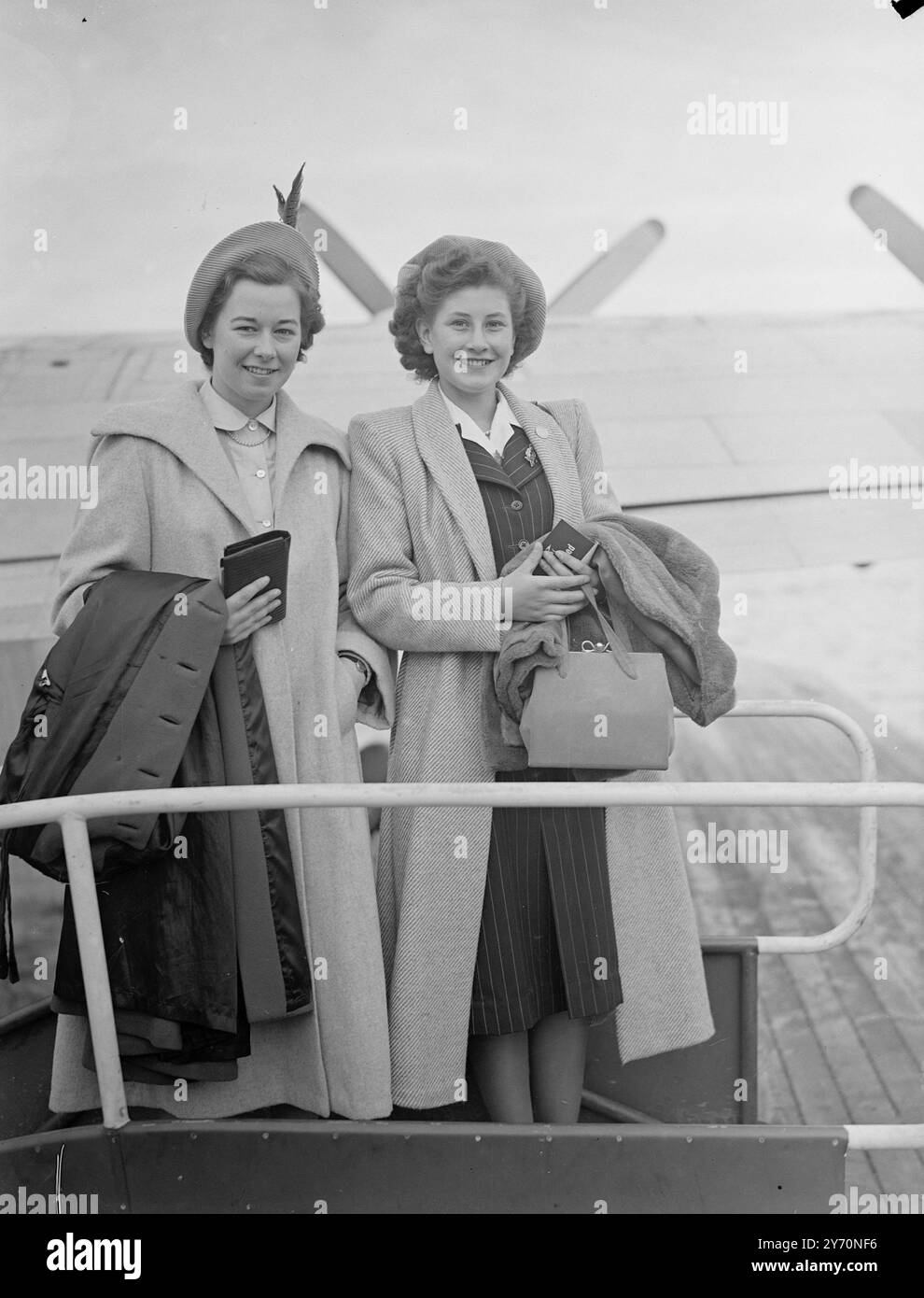 VOLANDO IN VACANZA LIBERA due ragazze, la ventenne Ruth Bell, Greenford (Middlesex) e Margaret Knowler di 17 anni, di Bexleyheath (Kent), lasciarono Southampton in idrovolante per una vacanza libera nel sud della Rhodesia. Trascorreranno sei settimane di vacanza sotto l'egida del fondo di compleanno della principessa Elisabetta della Rhodesia meridionale, che è stato iniziato con i soldi raccolti quando la principessa ha celebrato il suo ventunesimo compleanno. Le ragazze - entrambe sono studenti - sono state scelte tra ragazze nominate da organizzazioni inglesi. Il nome di Ruth fu presentato dall'Esercito della salvezza e l'occasione di Margaret arrivò attraverso l'ambulante di San Giovanni Foto Stock