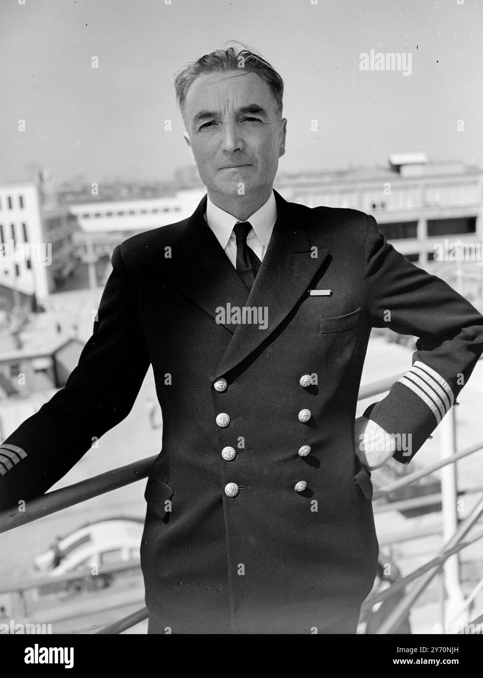 COMANDA LA GIGANTESCA LINEA IN RINNOVATA RIVALITÀ ATLANTICA la quarta linea più grande del mondo - la ILE DE FRANCE da 43 450 tonnellate , della linea francese - sta subendo l'allestimento finale di le Havre prima del suo ritorno al servizio Nord Atlantico . Il 21 luglio salpa da le Havre per il suo primo viaggio post-bellico verso New York passando per Southampton . Costruito nel 1927 , l' Ile De France TRASPORTAVA 485.000 soldati alleati come mezzo di trasporto in tempo di guerra . La sua riconversione iniziò a St. Nazaire nell'aprile 1947. La linea è stata dotata di una sistemazione passeggeri completamente nuova e ora trasporterà 1.345 passeggeri - 541 di prima classe , 5 Foto Stock