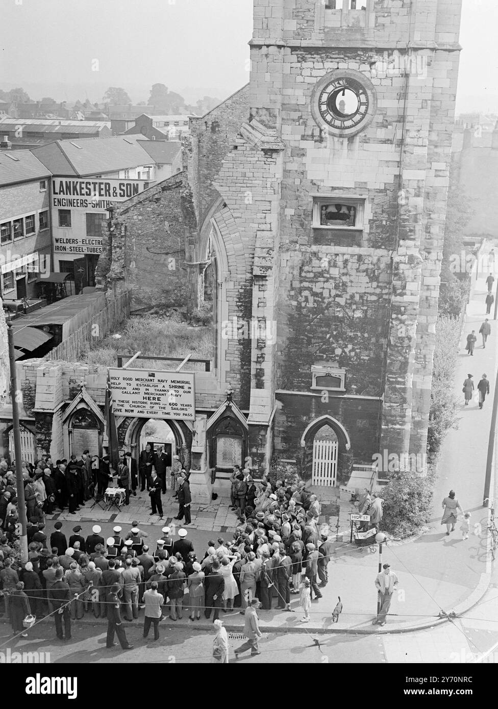 '' I MARINAI '' CHIESA '' COME I MARINAI MEMORIAL CRUSADERS PREGAVANO LÌ piani per convertire la chiesa del Santo Rood del XII secolo, Southampton-chiesa dei marinai' per 600 anni fino a quando non fu scavata nei bombardamenti aerei tedeschi mesi del 1940-- in un memoriale mercantile della Marina per fare un passo avanti oggi, quando il consigliere P.W.Blanchard, M.B.E., J.P., sindaco di Southampton e ADML del porto, ha svelato un cartello che delinea il piano, e ha consegnato un assegno che rappresenta il primo contributo al costo dei crociati hanno partecipato alla messa in questa chiesa prima di navigare verso la Terra Santa e molte persone famose sono state associate Foto Stock