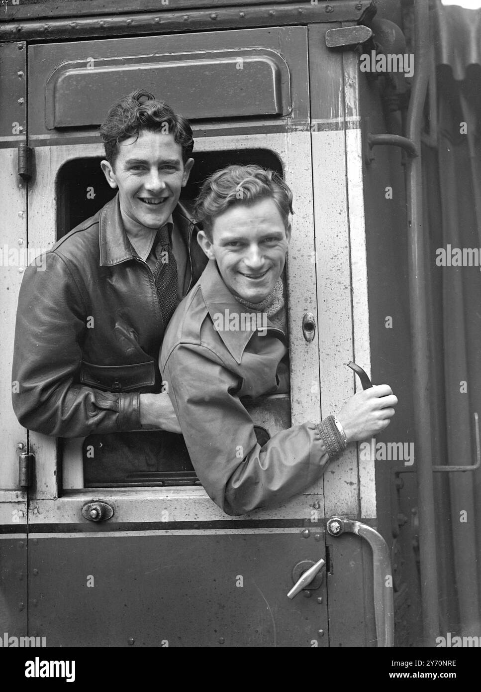 30 sterline DI TURISTI IN TUTTO IL MONDO PARTONO - IN TUTTO IL MONDO IN TRE ANNI Robert Booth, 21 anni ex soldato di Streatham, Londra, e Peter Newman, 22 anni ex della Royal Navy di Chigwell, Essex, hanno lasciato Victoria Station, Londra, oggi all'inizio di un giro del mondo giro del giro del mondo giro della capitale per £ 30. Partendo dalla Francia e passando per l'Italia, la Grecia e la Turchia per la prima parte del viaggio, gli uomini lavoreranno per la loro strada facendo lavori strani come il lavaggio dei piatti. Sperano di raggiungere Helsinki in tempo per i giochi olimpici del 1952 e di completare il loro tour globale in 3 anni. L'IMMAGINE MOSTRA:- Pete Foto Stock