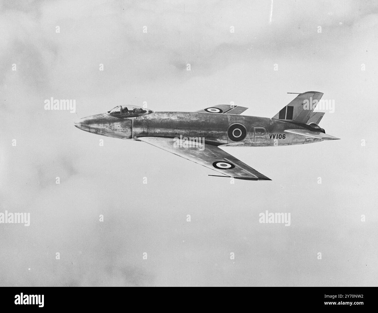 PUÒ VOLARE PIÙ VELOCE DEL SUONO la Society of British Aircraft Constructors ritiene che il Vickers-Supermarine P.150 9 qui raffigurato) sia in grado di superare la velocità del suono , che a livello del mare è di 760 m.p.h. a 30.000 piedi . Uno dei due nuovi aerei da caccia britannici - l'altro è Hawker P.1052 - è destinato alla Marina . Si prevede che a breve si farà un tentativo da parte di questi due jet di volare più velocemente della velocità . Anche se ancora nella lista segreta , entrambe le macchine devono essere mostrate e volate alla mostra della società e all'esposizione aerea che si terrà a Farnborough dal settembre 7-11 , in cui t Foto Stock