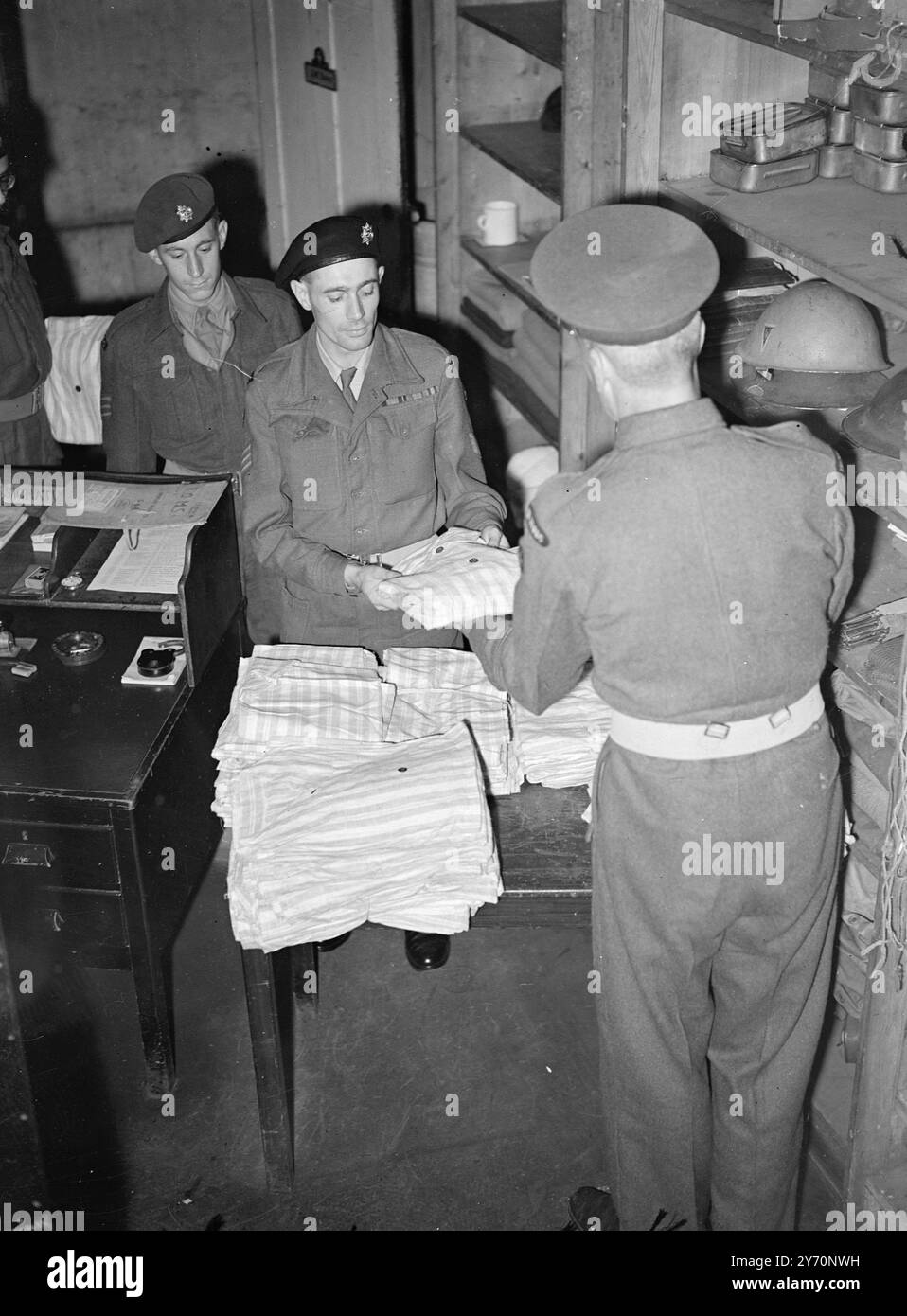 '' PIGIAMA SERGENTE - CERTAMENTE, DI CHE DIMENSIONE? Per la prima volta nella sua lunga storia , l' Esercito riceve pigiami -- due tute per ogni uomo . Per il momento , solo i responsabili del mandato e le N.C.O. ricevono l' emissione , ma lo schema sarà esteso a tutti gli altri ranghi non appena sarà disponibile il materiale necessario . Ciò vale per il Regno Unito e per altri paesi con climi temperati ; nei climi tropicali e semi-tropicali tutti gli altri ranghi dovranno ricevere il loro pigiama nelle prossime settimane . LE IMMAGINI MOSTRANO:- due sergenti nella sede centrale di Londra Foto Stock