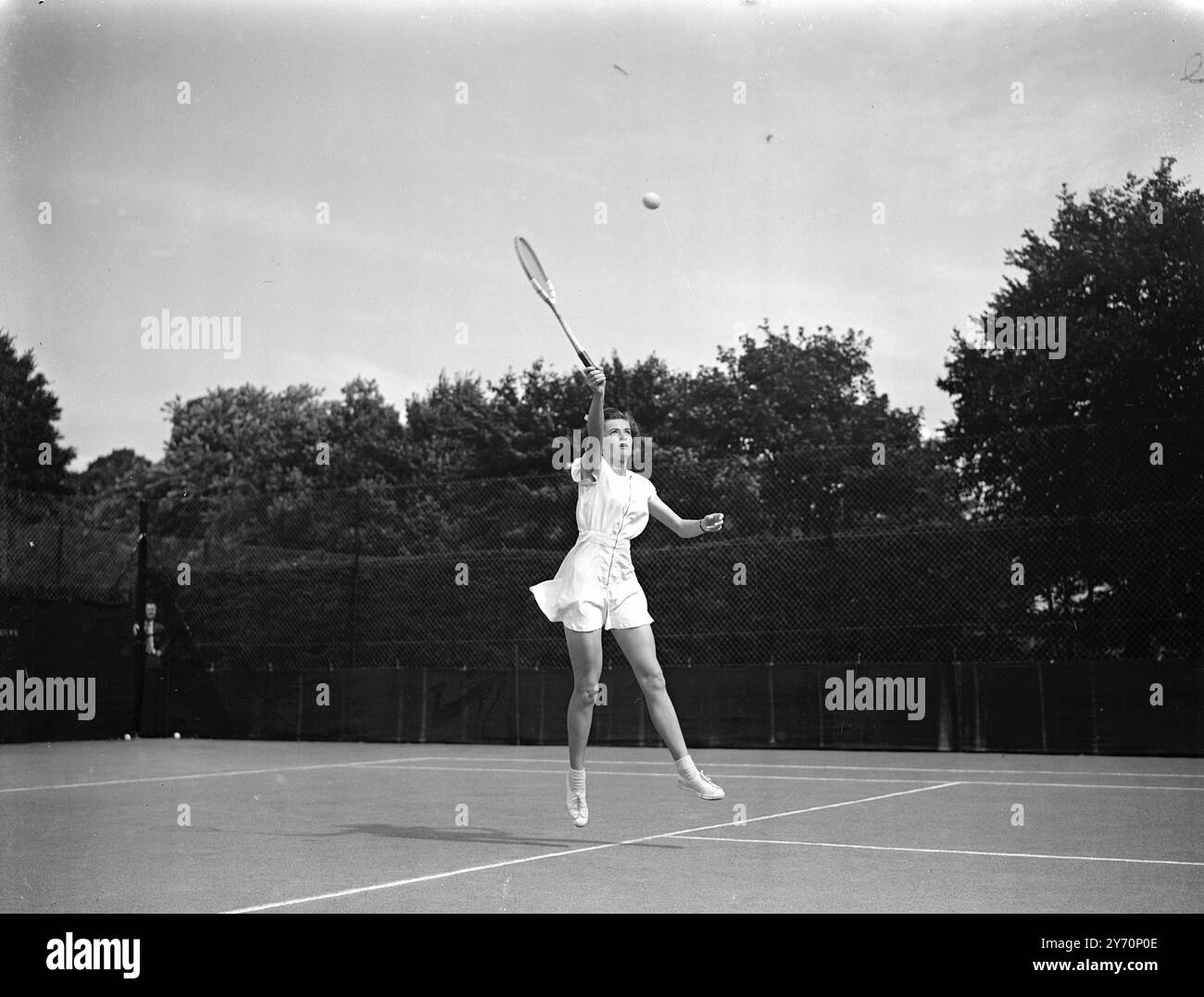 IN CERCA DEL TITOLO DI TENNIS JUNIOR Miss L.M. CORNELL in gioco all'All-England Club, Wimbledon, oggi, sede del campionato junior di tennis sul prato . Nel quarto round del concorso questa mattina ha battuto la signorina R.M. WRIGHT 6-1 , 8-6 . 7 settembre 1949 Foto Stock