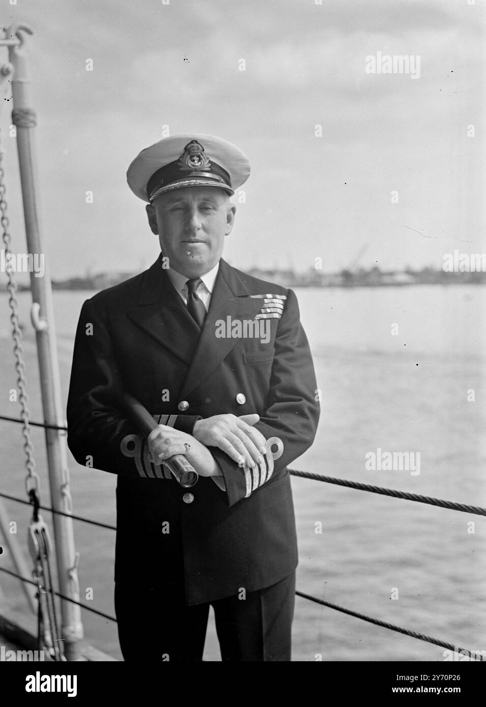 H.M.S. LONDON OSPITA l'incrociatore da 10.000 tonnellate H.M.S.London, che in aprile ha tentato di farsi strada fino alla fregata Amethyst nel fiume Yangtse, è di nuovo a casa. Facendosi pagare i suoi pagamenti, era la compagnia navale che costeggiava i ponti, e' arrivata nel fiume Sheerness stamattina. Rimarrà lì per due giorni per lo smunimento e lo srifornimento, e poi procederà verso Chatham, dove parenti e amici dell'equipaggio la accolgono nei cantieri. L'incrociatore è la nave di Londra e porta sul suo ponte posteriore una delle campane originali, presentate dalla città Corpora Foto Stock