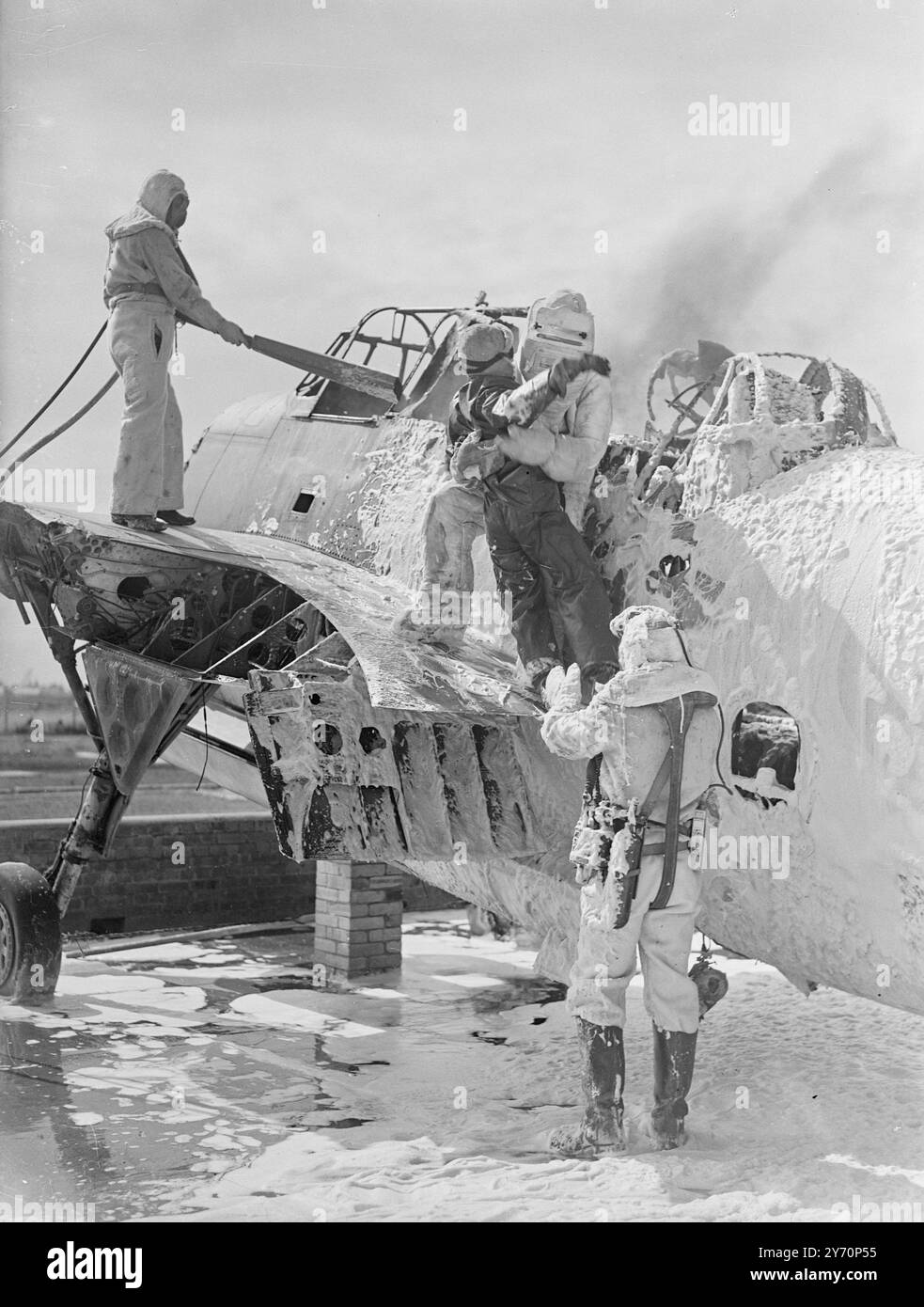 MARINA AL SALVATAGGIO - FA TUTTO PARTE DELL'ADDESTRAMENTO ! H.M.S.Phoenix è il nome che è stato dato alla Royal Naval Defense School di Stampsure, vicino a Portsmouth, che è sotto il comando del capitano C.W.Greening, D.S.C., R.N. le scuole di addestramento per il controllo dei danni e la lotta antincendio della Royal Navy erano state appena amalgamate con l'addestramento per la guerra chimica stabilito nella scuola, il cui scopo è quello di mantenere le navi galleggianti, in movimento e combattere dopo essere state danneggiate dall'azione nemica. L'esperienza in tempo di guerra ha sottolineato la necessità di una maggiore attenzione all'aspetto difensivo del combattimento a sh Foto Stock