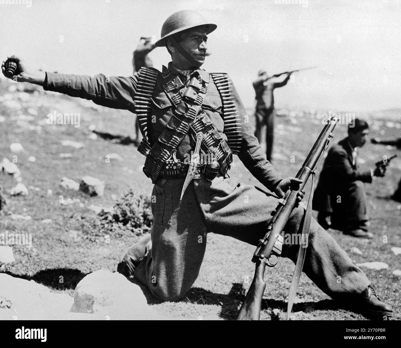 Sia gli eserciti ebraici che quelli arabi stanno preparando gli scontri che si aspettano non appena le autorità britanniche si prepareranno a lasciare la Palestina il 15 maggio 1948 . Visto qui soldato arabo della Liberazione con il suo completo abbigliamento militare . 30 marzo 1948 Foto Stock