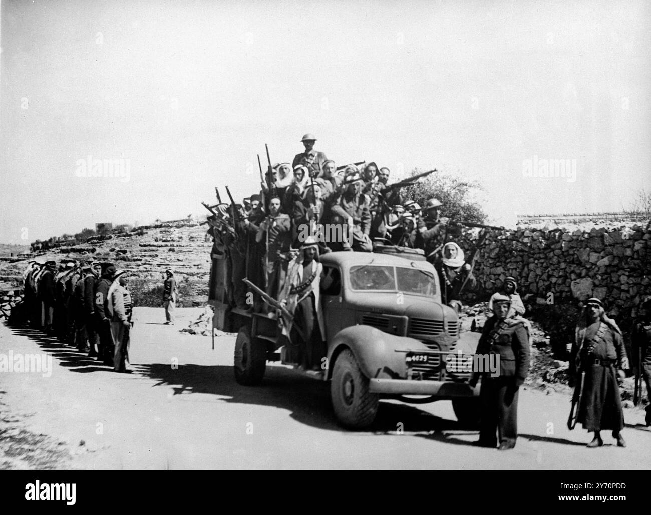 Sia gli eserciti ebraici che quelli arabi stanno preparando gli scontri che si aspettano non appena le autorità britanniche si prepareranno a lasciare la Palestina il 15 maggio 1948 . Qui si vedono combattenti arabi addestrati nella regione di Hebron . 30 marzo 1948 Foto Stock
