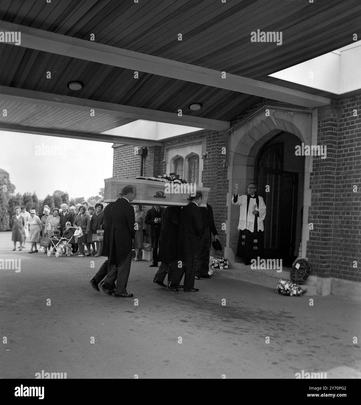 La bara del primo paziente trapiantato di cuore di Britiano, il signor Frederick West, è oggi trasportata nella cappella del Southend Crematorium . Il signor West è morto lunedì - 46 giorni dopo aver ricevuto il cuore di un giovane irlandese morto in un incidente di lavoro , in un' operazione al National Heart Hospital di Londra . 21 giugno 1968 Foto Stock