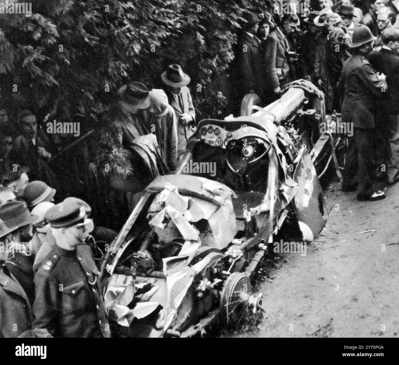 La Bentley naufragata alla 500 Miles Motor Race di Brooklands : i resti della vettura , la più grande e veloce in gara , che era di proprietà del capitano Woolf Barnato e che era guidata dal signor Clive Dunfee al momento della tragedia . Ottobre 1932 Foto Stock