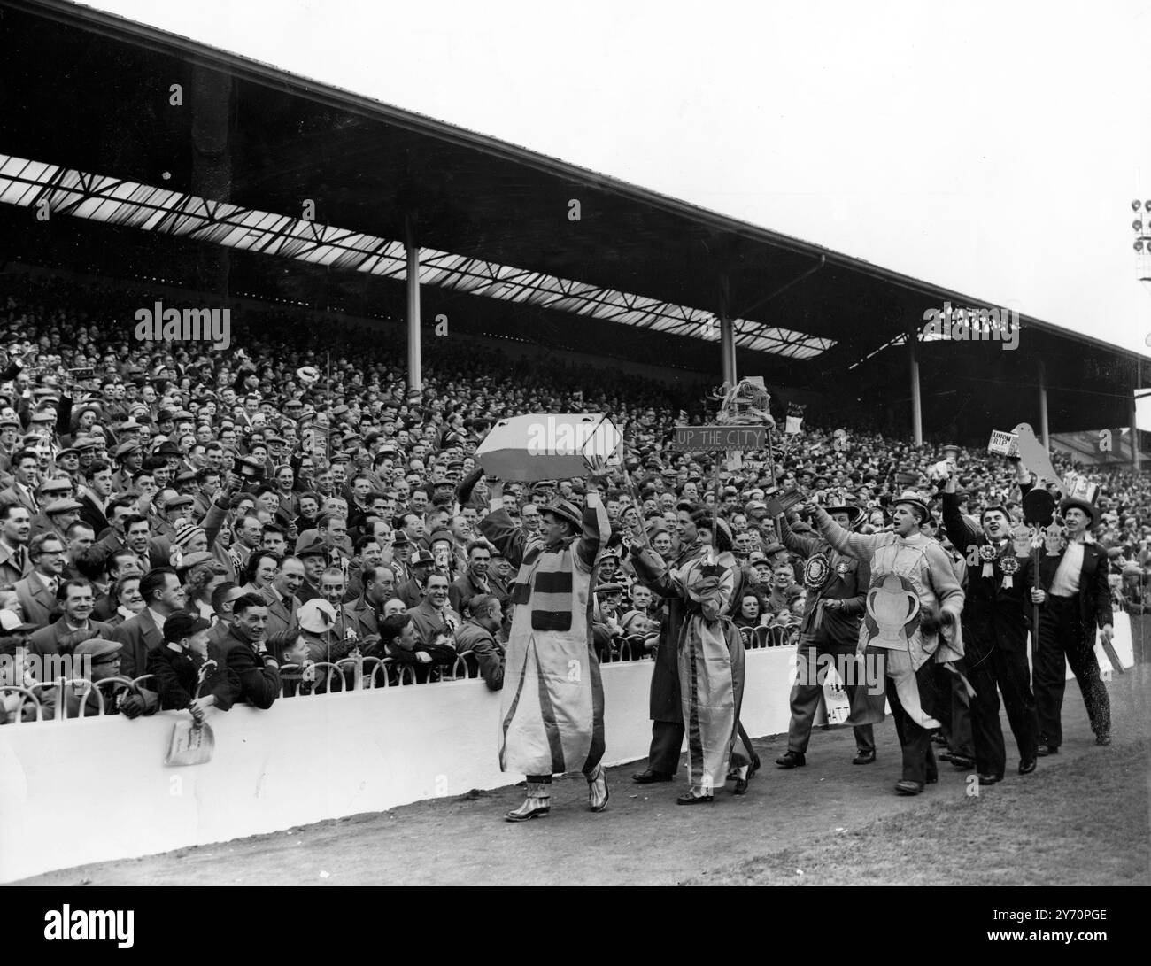 I TIFOSI DEL NORWICH HANNO IL FERVORE DELLA COPPA - i tifosi del Norwich City sfilano attorno al White Hart Lane Ground , il Tottenham , prima della semifinale di fa Cup contro il Luton Town . - 14 marzo 1959 Foto Stock