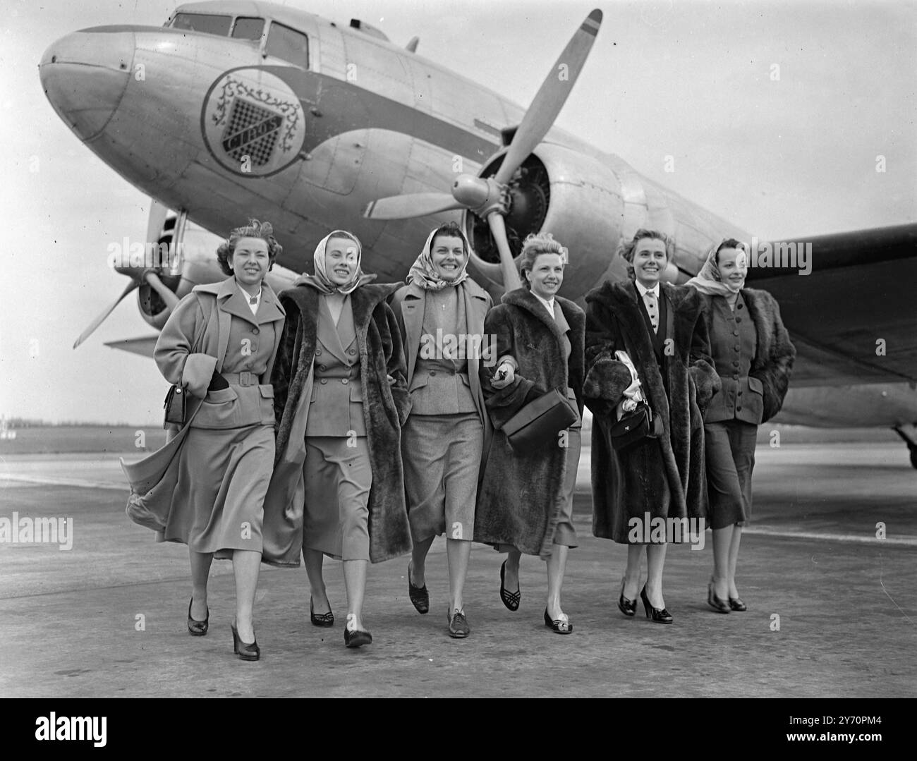 I visitatori modello della Gran Bretagna sono questi manichini francesi di alto livello, raffigurati in una linea elegante quando arrivano all'aeroporto di Northolt. Sono a Londra per modellare di tutto, dai costumi da spiaggia agli abiti da sera per quattro importanti case di moda francesi. Da sinistra a destra , i manichini sono Olga Langen, Christian Richard , Janine Laquievre , Jacqueline Plicque , Nicole Claire e Ariane Rouchouse . Le case francesi rappresentate nella mostra sono Schiaparelli , Jean Esses , Paquin e Marcel Riochas . 17 aprile 1950 Foto Stock