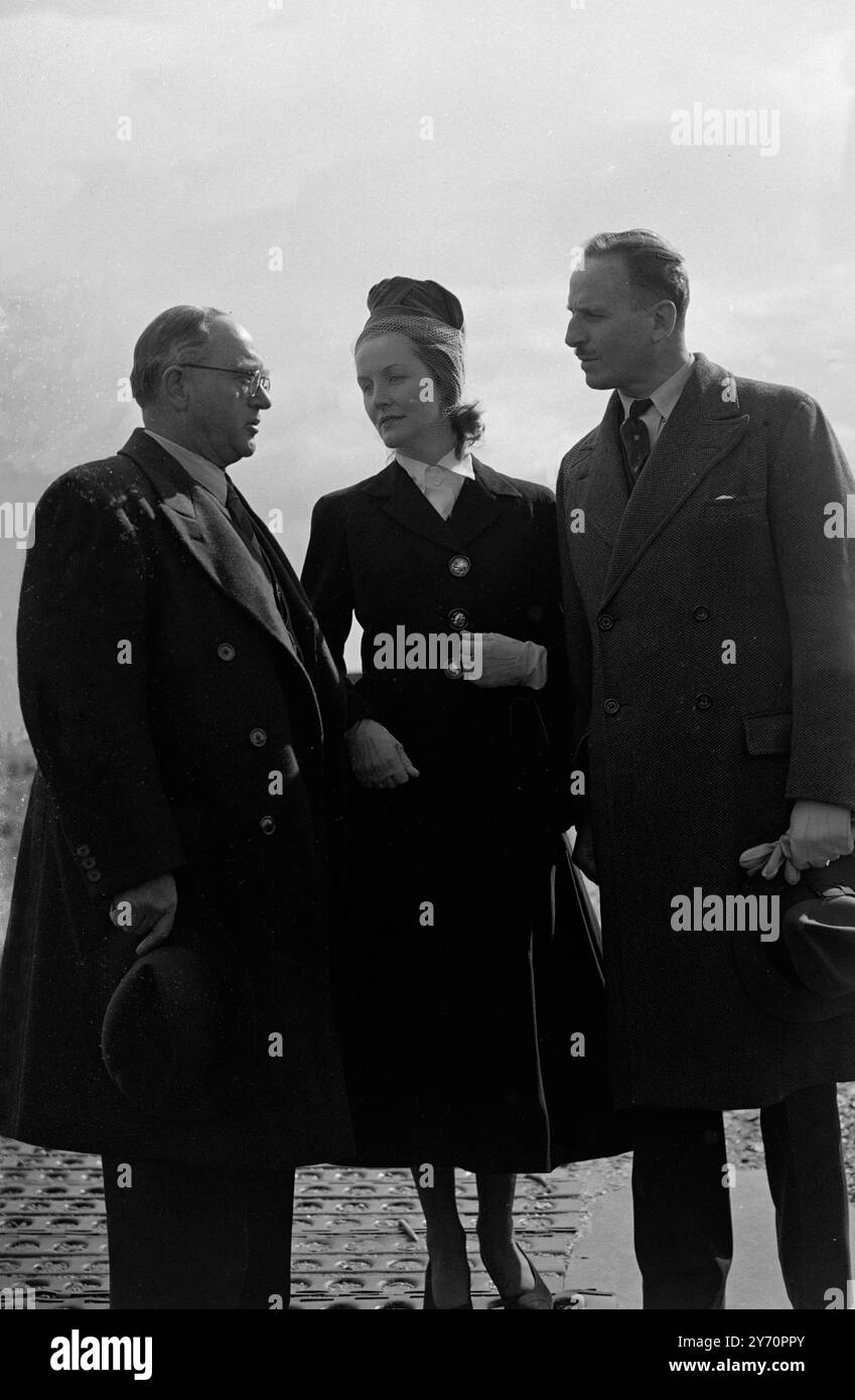 Oswald Pirow , presidente del movimento del New Order sudafricano , che ha lasciato Pretoria ieri , è arrivato oggi a Heathrow , Londra , dove ha incontrato Sir Oswald e Lady Mosley , leader del movimento sindacale in questo paese . Pirow era ministro della difesa sudafricano nel 1933 -39 , ma si dimise quando il Sudafrica dichiarò che si trovava in Germania . Qui visto Sir Oswald Mosley (a destra) e Lady Mosley hanno visto salutare Mr Oswald Pirow all'aeroporto di Londra oggi .8 aprile 1948 Foto Stock