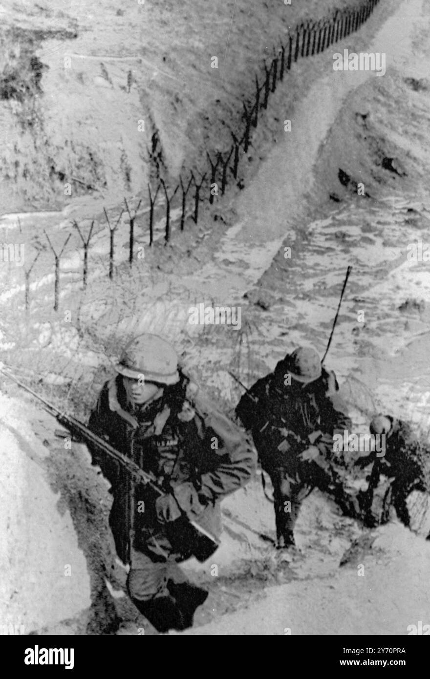 DI PATTUGLIA IN COREA LUNGO LA ZONA DEMILITARIZZATA, LA COREA DEL SUD. Gli uomini della seconda divisione di fanteria degli Stati Uniti pattugliano oggi lungo la linea di demarcazione tra la Corea del Sud e la zona demilitarizzata per contrastare le molestie nella zona. 28 gennaio 1968 Foto Stock DI PATTUGLIA IN COREA LUNGO LA ZONA DEMILITARIZZATA, LA COREA DEL SUD. Gli uomini della seconda divisione di fanteria degli Stati Uniti pattugliano oggi lungo la linea di demarcazione tra la Corea del Sud e la zona demilitarizzata per contrastare le molestie nella zona. 28 gennaio 1968 Foto Stock