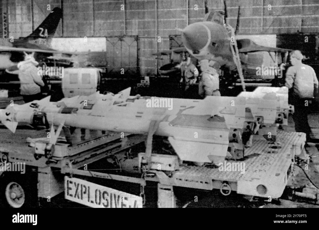 COREA ALLERTA OSCAN AFB, COREA; gli aerei F-105 appena arrivati sono serviti e armati mentre le forze aeree statunitensi in Corea del Sud sono state rafforzate oggi dopo la crisi di Pueblo. In primo piano ci sono razzi da 5 pollici pronti per il caricamento. 28 gennaio 1968 Foto Stock