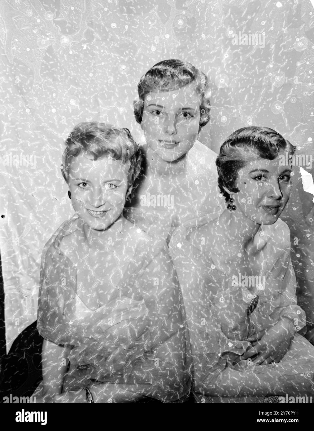 Nuove acconciature di Raymond in una mostra al Cafe de Paris, Londra. Jean Macmillan Models Love Lilac, Claudette Holland indossa Carribean Blue e Louise Goodman espone Sea NymphLondon, Inghilterra - 4 maggio 1955 Foto Stock
