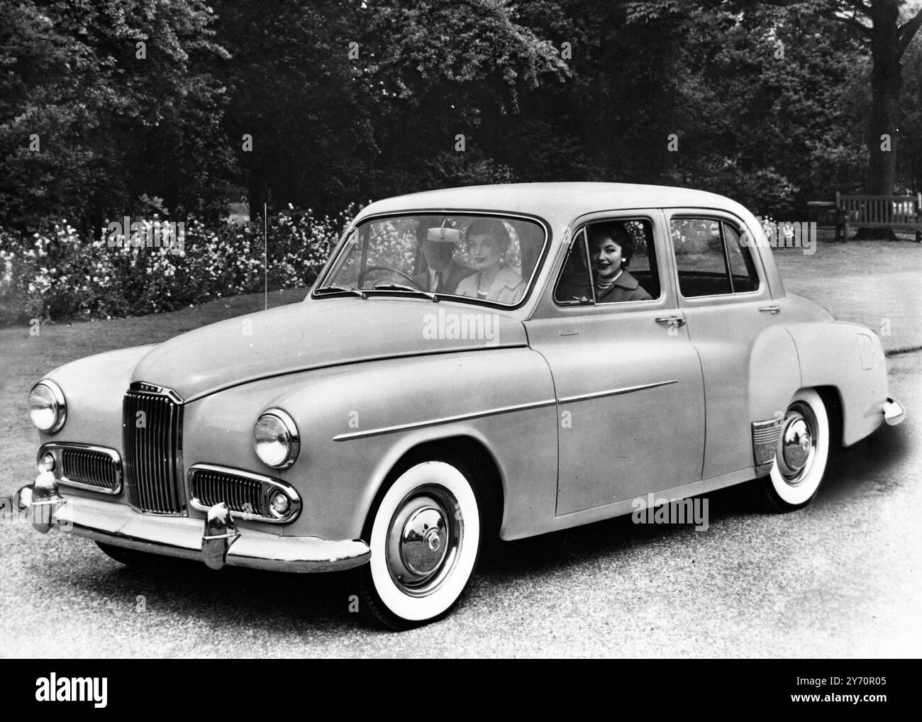 La nuova Mark vi Humber Hawk , un' auto familiare che può raggiungere i 80 km orari . Il nuovo Hawk ha posto per sei passeggeri, ha la predisposizione per overdrive in marcia più alta, ed è alimentato da un motore a quattro cilindri. Sarà venduto in oltre 100 paesi . La vettura è stata progettata per offrire grande spazio, unita a un funzionamento veloce, silenzioso e fluido . Il prezzo rimane a £ 985 14 scellini e 2 penny, tasse di acquisto incluse. La vettura presenta una serie di nuove caratteristiche , come la migliore area di frenata , il volante di nuovo design e la carrozzeria parzialmente ridisegnata . 8 giugno 1954 Foto Stock