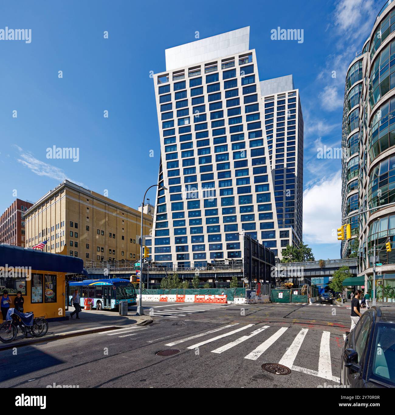 Una High Line, sfalsata di cavatappi, sorge sopra i parchi della High Line e del fiume Hudson a Chelsea. Lantern House è sulla destra. Foto Stock