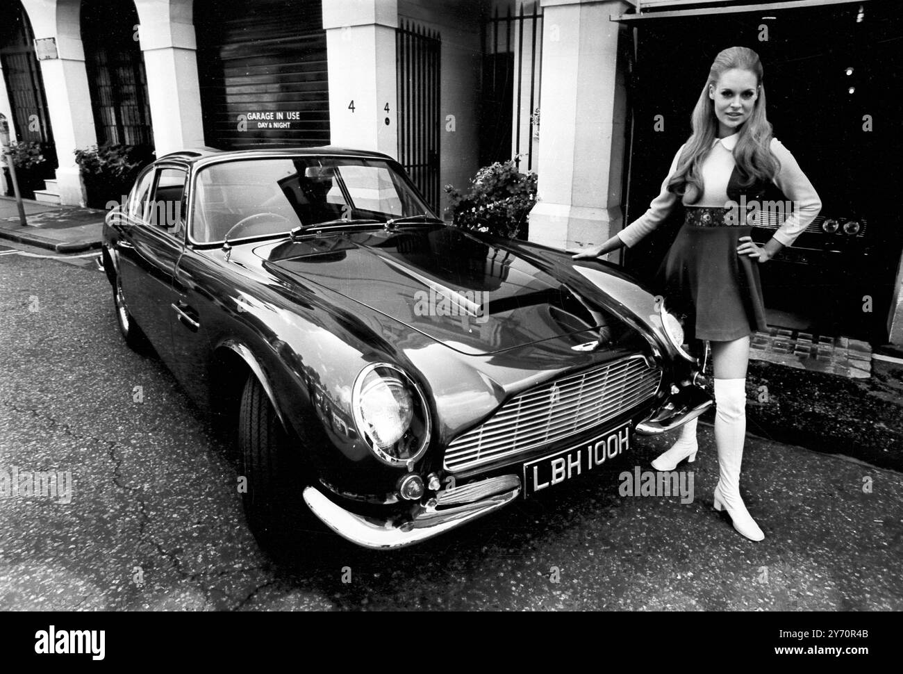 La prima automobile di produzione britannica ad iniezione computerizzata , la Aston martin DB6 2 da 4 litri , prodotta dalla Aston Martin Lagonda Limited , è oggi esposta a Londra . Il nuovo modello è una versione migliorata del noto DB6 ad alte prestazioni e incorpora importanti caratteristiche di sicurezza e comfort precedentemente esclusive del DBS. Si dice che il computer DB6 Mk 2 , sviluppato al costo di un milione di libbre , offra al motore una maggiore flessibilità a regimi bassi , un' accelerazione più fluida e un calo dei consumi superiore al 20 per cento . 20 agosto 1969 Foto Stock