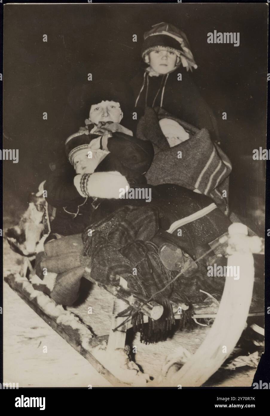 IN SLITTA IN CERCA DI RIFUGIO. FOTO SHOWS- Una madre Lapp e i suoi tre figli partono in slitta dal distretto di Ivalo nel nord della Finlandia per cercare sicurezza dagli invasori sovietici. 27 dicembre 1939 Foto Stock