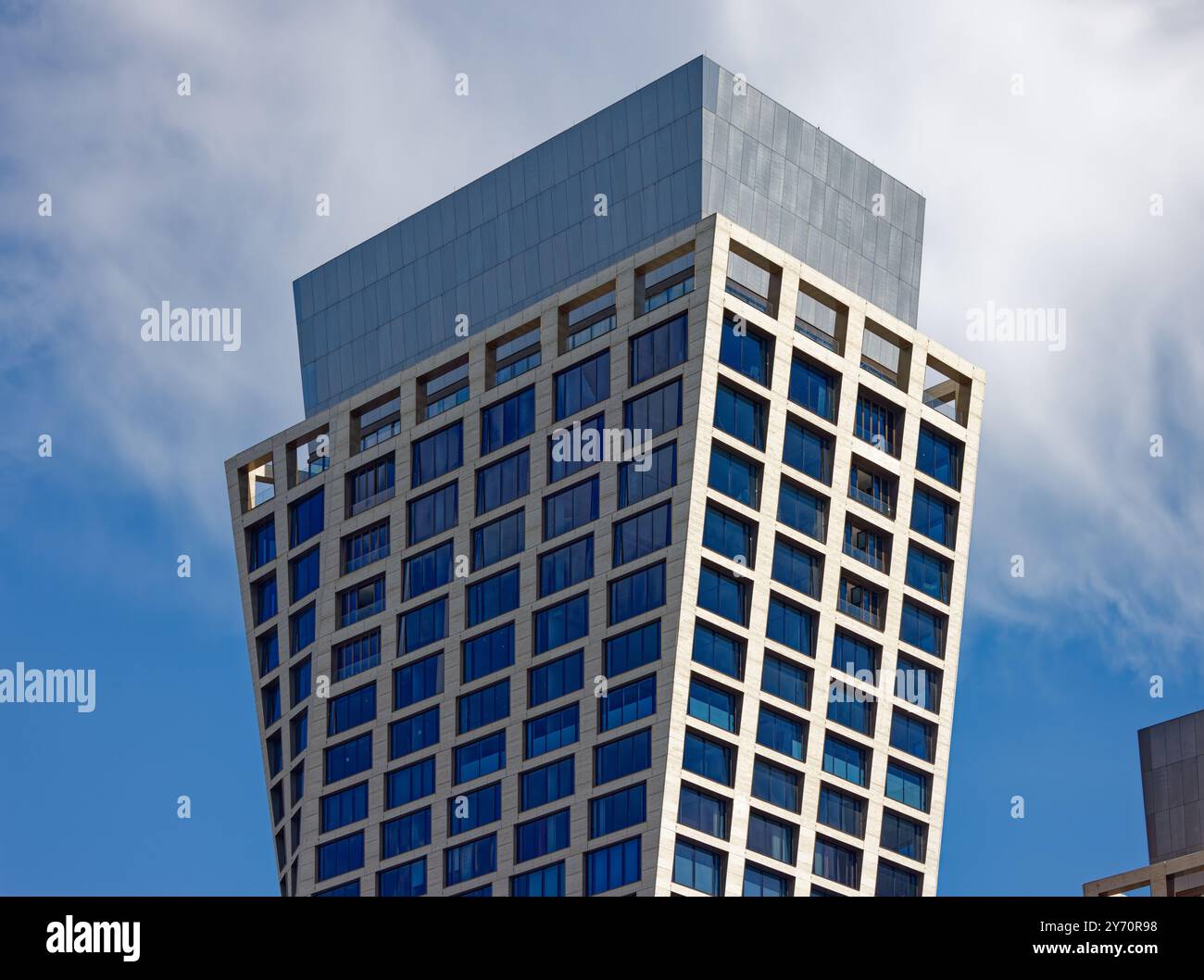 La corona della torre ovest di una High Line, vista dal tetto del Pier 57 sul fiume Hudson. Foto Stock