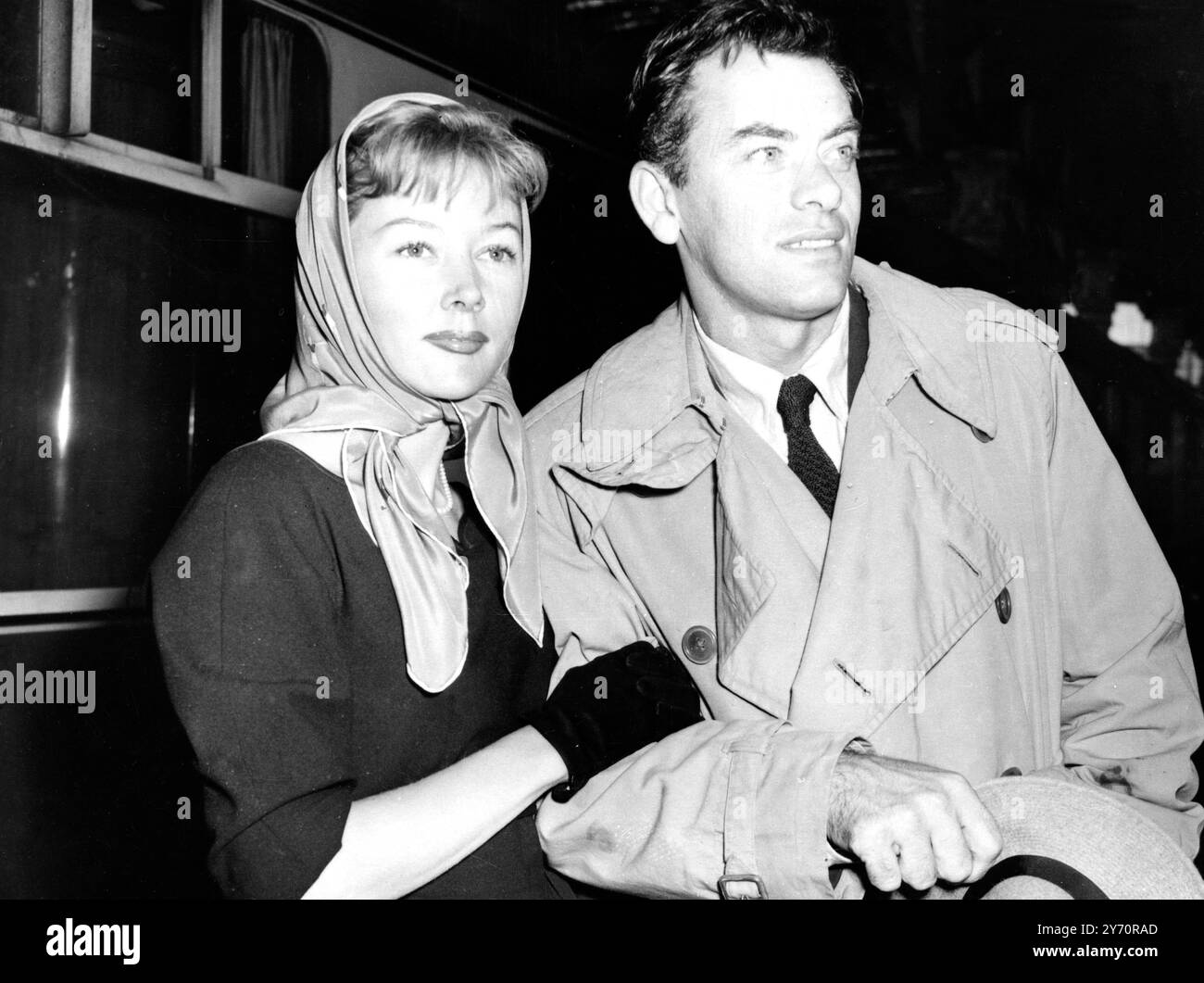 Le star del cinema americano Gloria Grahame e John Ireland arrivarono alla stazione di Paddington sul treno in barca Ile de France. Sono venuti in Gran Bretagna per realizzare un nuovo film " Good Die Young ", le cui riprese iniziano il 28 settembre 15 settembre 1953 Foto Stock