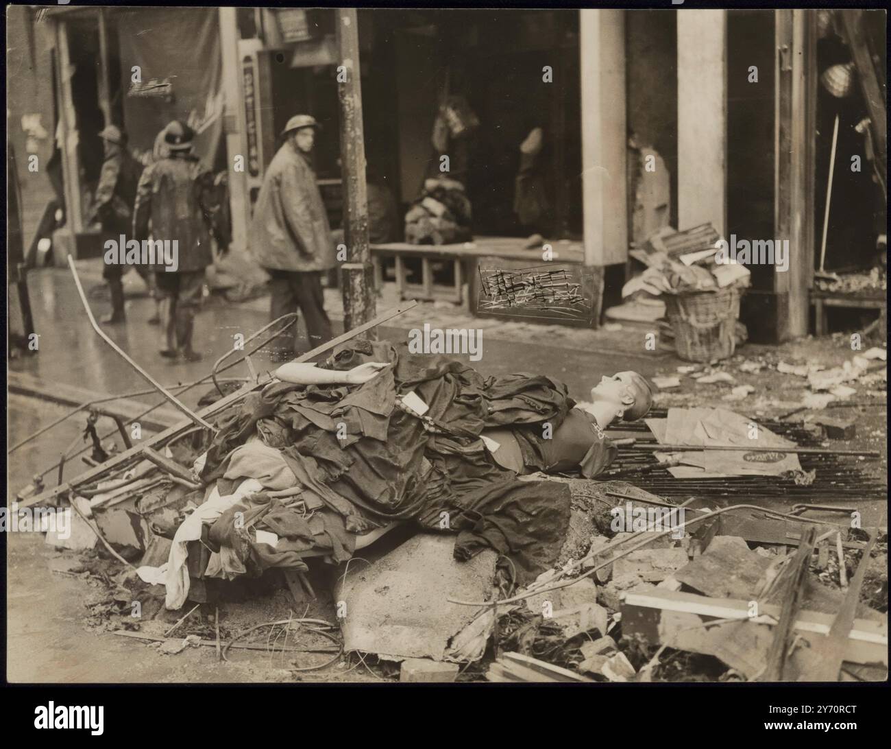 BOMBE SUL THS WEST END. Grandi magazzini e negozi sono stati danneggiati quando gli aerei tedeschi erano sul West End durante un recente raid. SPETTACOLI FOTOGRAFICI: Un manichino da esposizione che è stato soffiato da una vetrina di un negozio nell'area di Londra durante un raid aereo nazista. 17 settembre 1940 Foto Stock