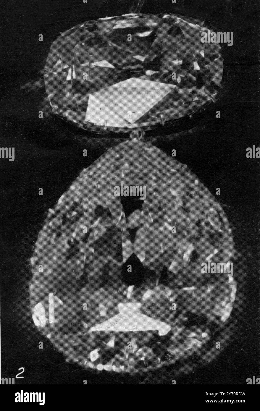Le prime fotografie del Cullinan nella Corona Imperiale e dei Cullinani sono state allestite come pendente per la Regina 2. Il grande Cullinan come ciondolo : i superbi diamanti negli ambienti usati quando sono indossati dalla Regina , il diamante superiore è stato rimosso dalla corona . 12 giugno 1909 Foto Stock