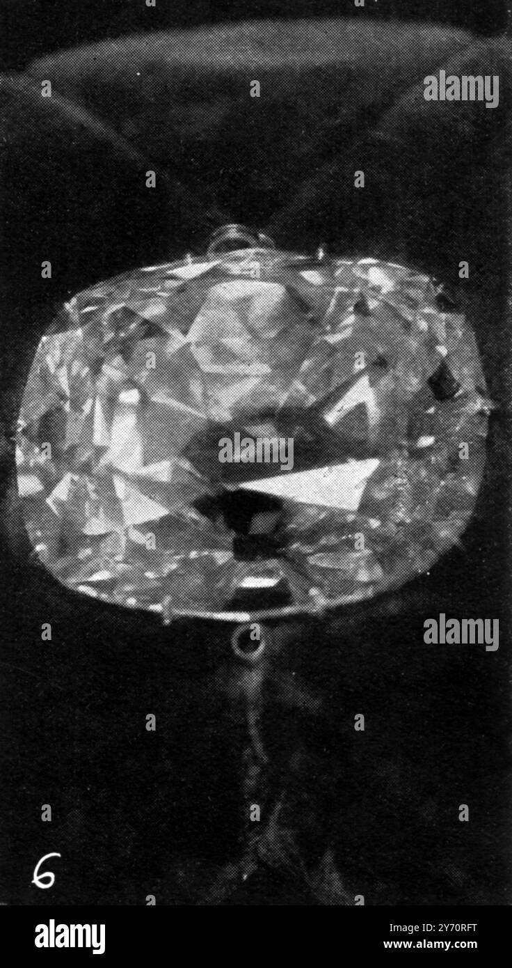 Le prime fotografie del Cullinan nella Corona Imperiale e dei Cullinani sono state allestite come pendente per la Regina 6. La Corona Cullinan come è quando è usata come pendente : la più piccola dei due grandi Cullinani nel suo ambiente come pendente . 12 giugno 1909 Foto Stock