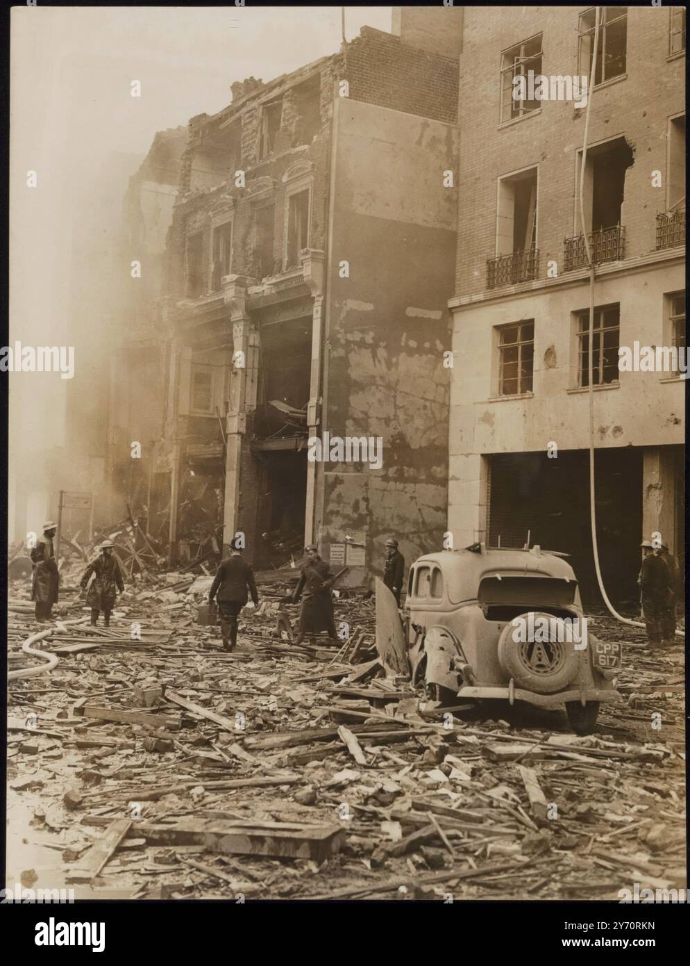 LONDRA BOMBARDÒ AGAINShops e le proprietà civili furono di nuovo gli obiettivi principali delle bombe lanciate dagli aviatori nazisti durante i rinnovati raid notturni su Londra. FOTO MOSTRA: Danni in una strada di Londra dove sono stati innescati gli incendi e gli edifici demoliti. 9 settembre 1940 Cen No. 67145. Foto Stock