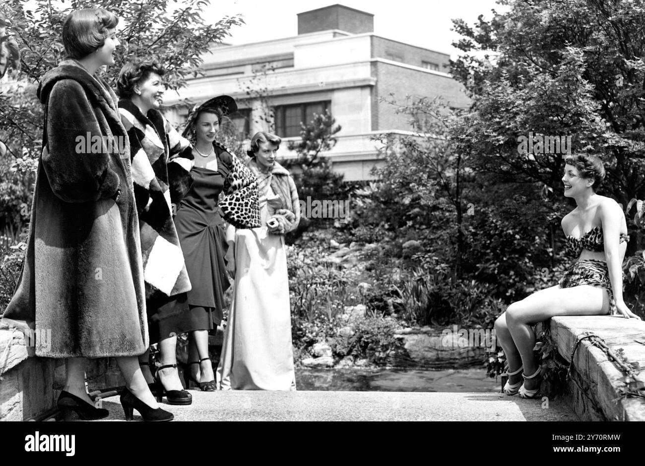 Settanta dei principali produttori di pellicce britannici espongono una collezione di 176 capi di pelliccia della nuova stagione in un'esposizione di pellicce che fa parte della London Fashion Fortnight e che si è tenuta nel Petit Salon di Derry e Tom . Qui si vede Diane Meade che indossa come astler costume da bagno in due pezzi guardato da altri manichini che indossano anche le più recenti pellicce , sul tetto di un famoso negozio londinese . 7 giugno 1950 Foto Stock