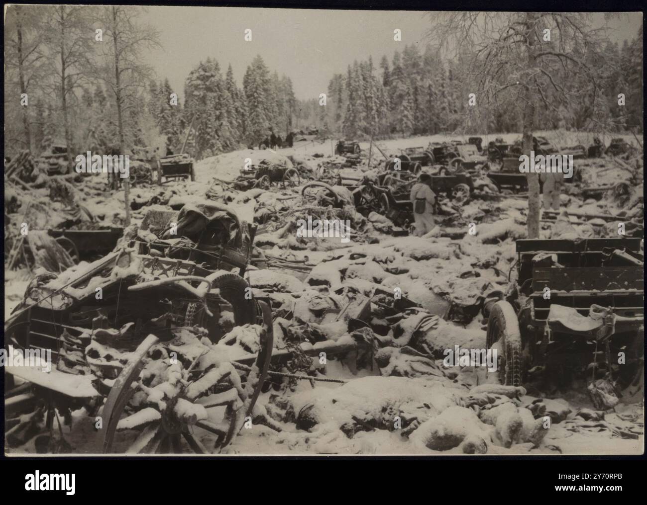 LE PRIME FOTO DELLA PIÙ GRANDE VITTORIA DEI FINLANDESI. L'INTERA DIVISIONE SOVIETICA È STATA SPAZZATA VIA. I finlandesi ottennero la loro più grande vittoria della guerra quando distrussero la 44a divisione sovietica sul fronte di Suomassalmi. La divisione, che operava contro la linea di cintura finlandese, era composta da 17.000 uomini. I finlandesi hanno preso un migliaio di prigionieri e una quantità colossale di materiale bellico, tra cui 1200 cavalli, 40 carri armati, 100 cannoni da campo, 278 automobili, autoblindo, cucine da campo e centinaia di armi leggere insieme a munizioni. SPETTACOLI FOTOGRAFICI:- Una scena sul campo di battaglia che testimonia la ferocia del fidanzamento. Veicolo sovietico Foto Stock
