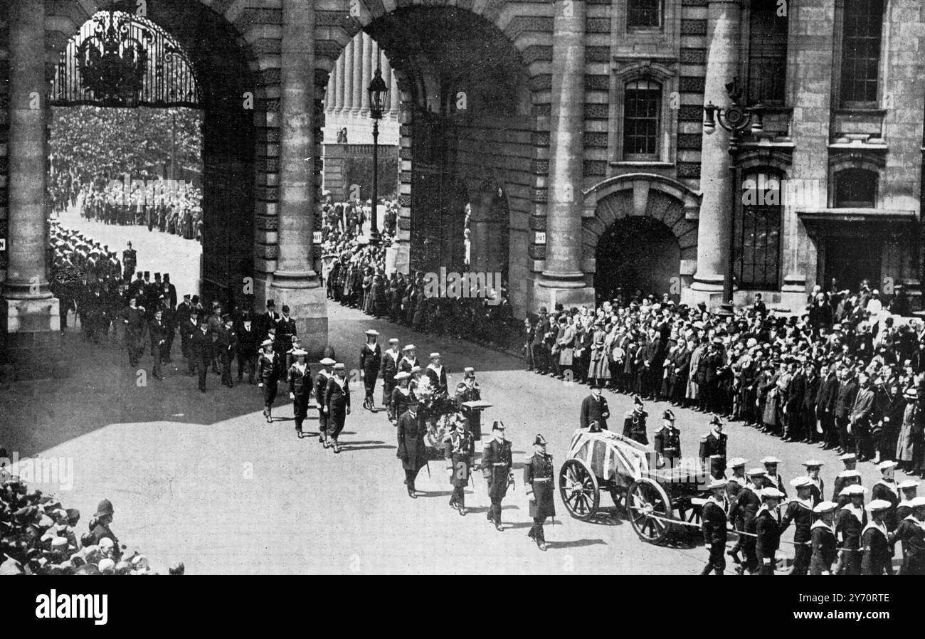 The Passing of a Great Sailor : processione funebre di Lord Fisher sulla strada per l' Abbazia di Westminster per il servizio , Londra , Inghilterra 13 luglio 1920 . La bara avvolta nella Union Jack , era trasportata su un carro di cannoni trainato da Bluejackets . Il percorso era dalla casa di Lord Fisher in St James Square , passando per Admiralty Arch , all'Abbazia . Otto Ammiragli , guidati da Lord Jellicoe , agirono come portatori di palafitte . 17 luglio 1920 Foto Stock